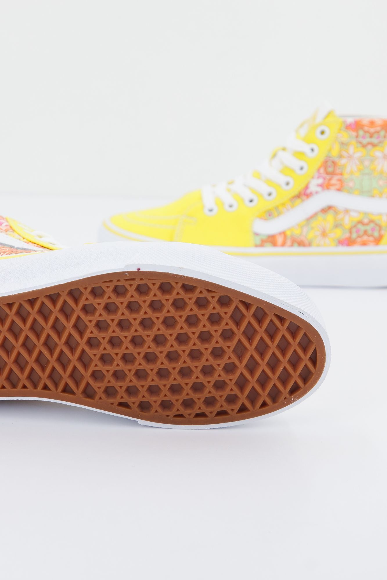 VANS SK8-HI TAPERED PSYCHEDELIC RESORT en color AMARILLO (3)