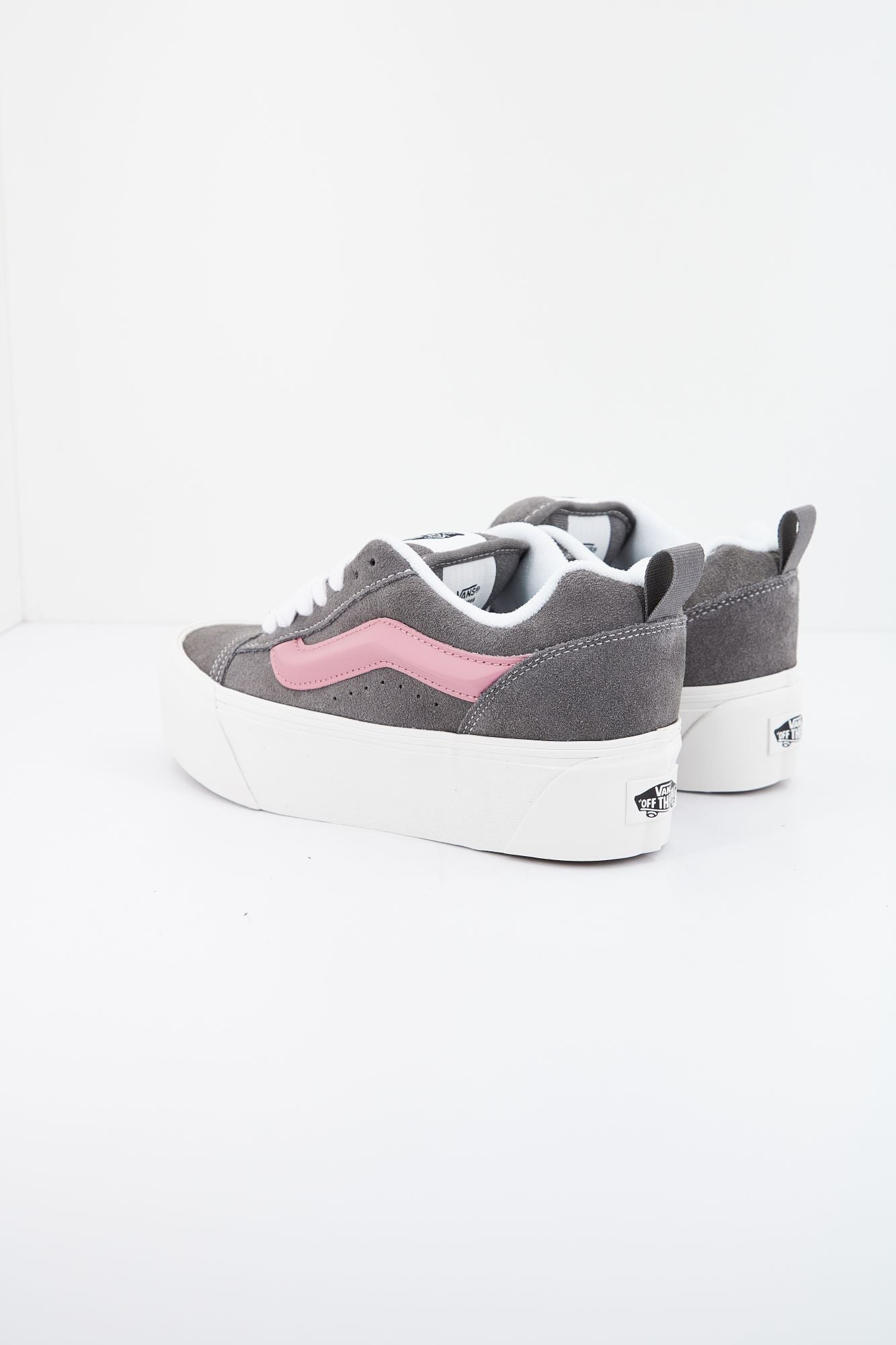 VANS KNU STACK en color GRIS (3)