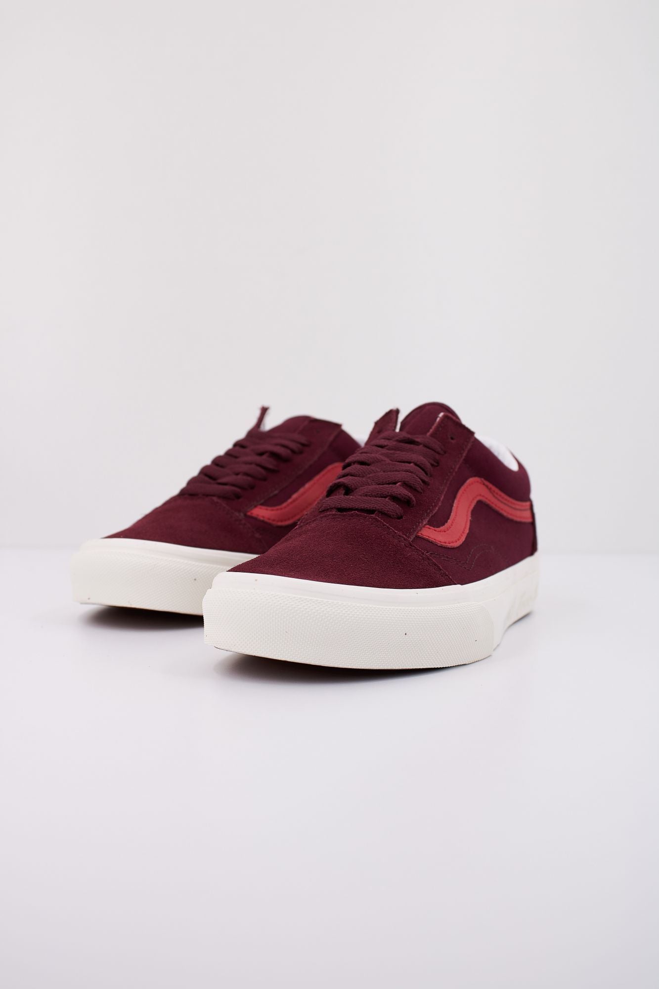 VANS UA OLD SKOOL en color BURDEOS (2)
