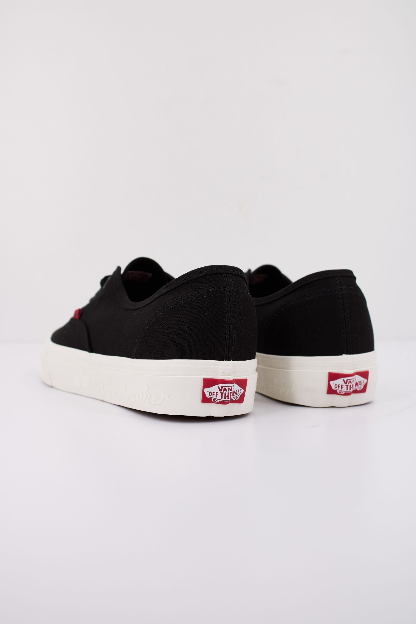 VANS AUTHENTIC en color NEGRO (4)