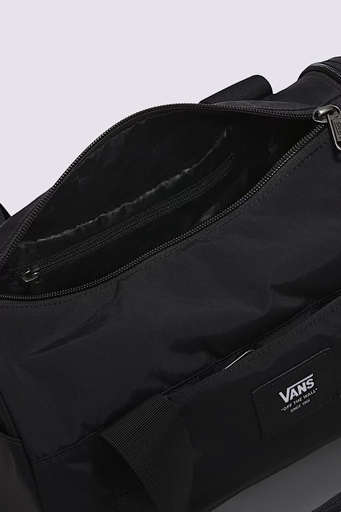 VANS BARRELED MIDI BAG en color NEGRO (4)