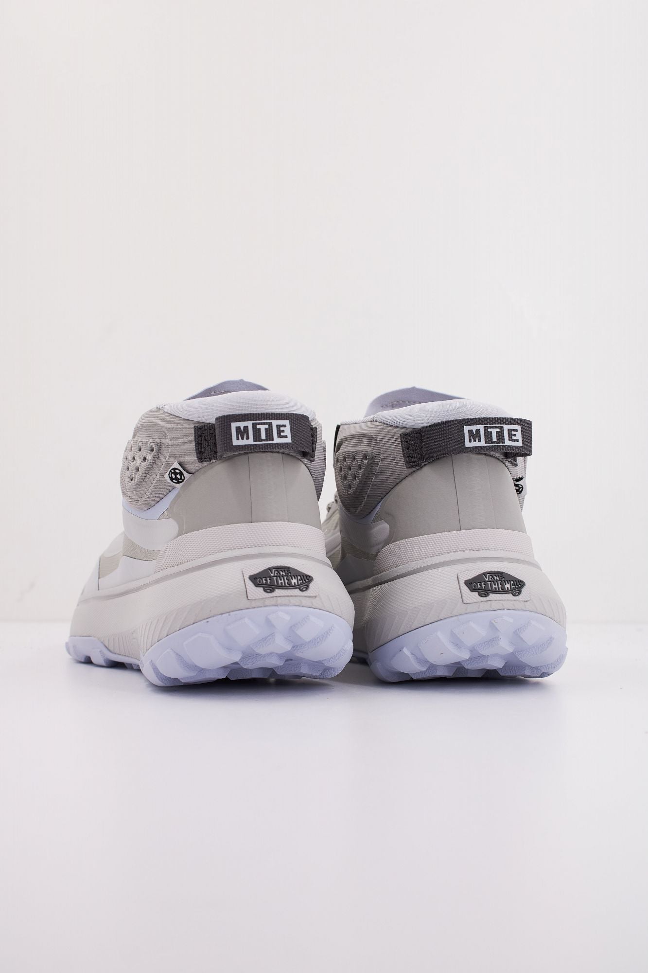 VANS MTE CROSSPATH MID en color GRIS (4)