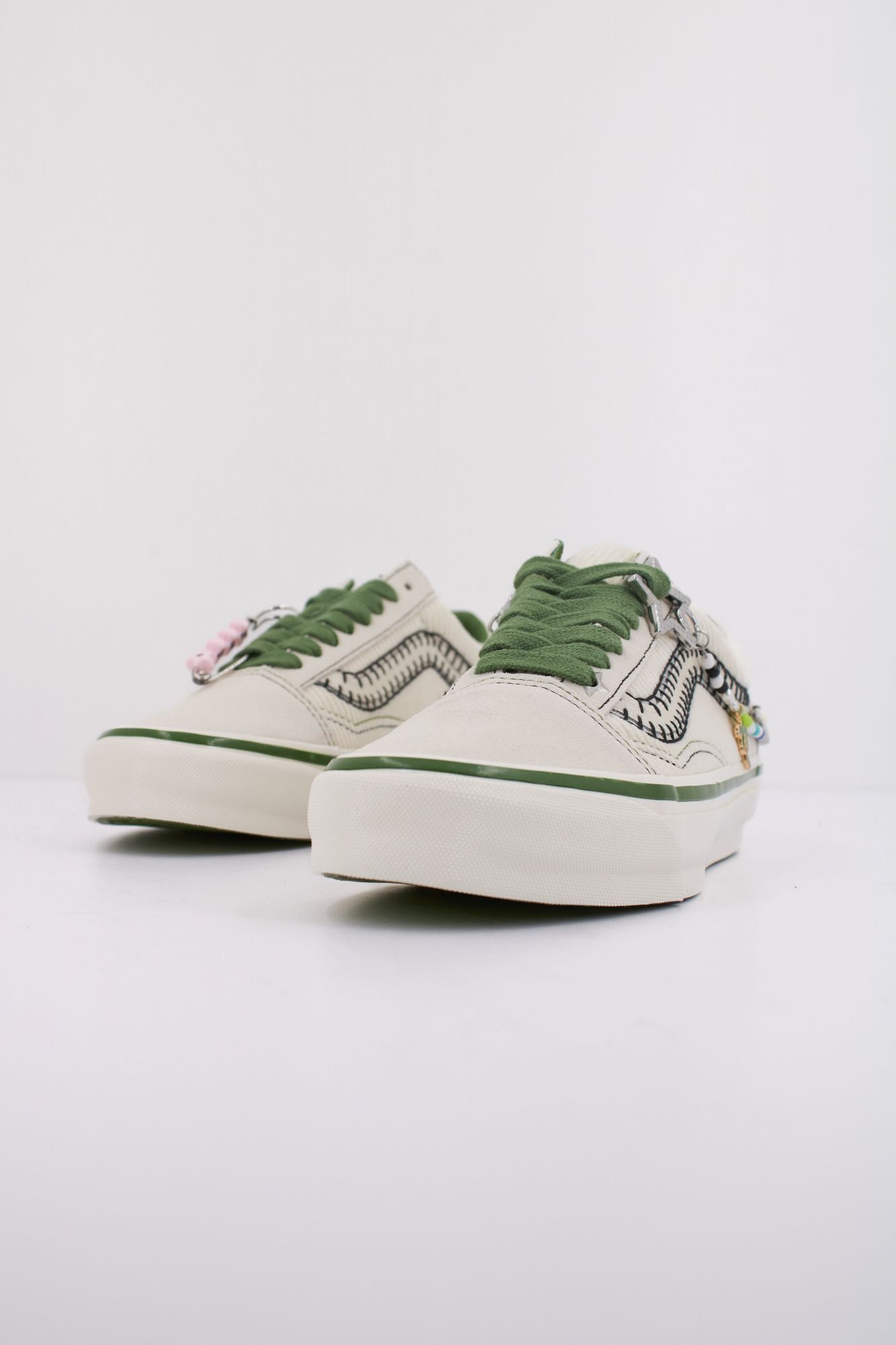 VANS LX OLD SKOOL CHARMS en color BEIS (2)