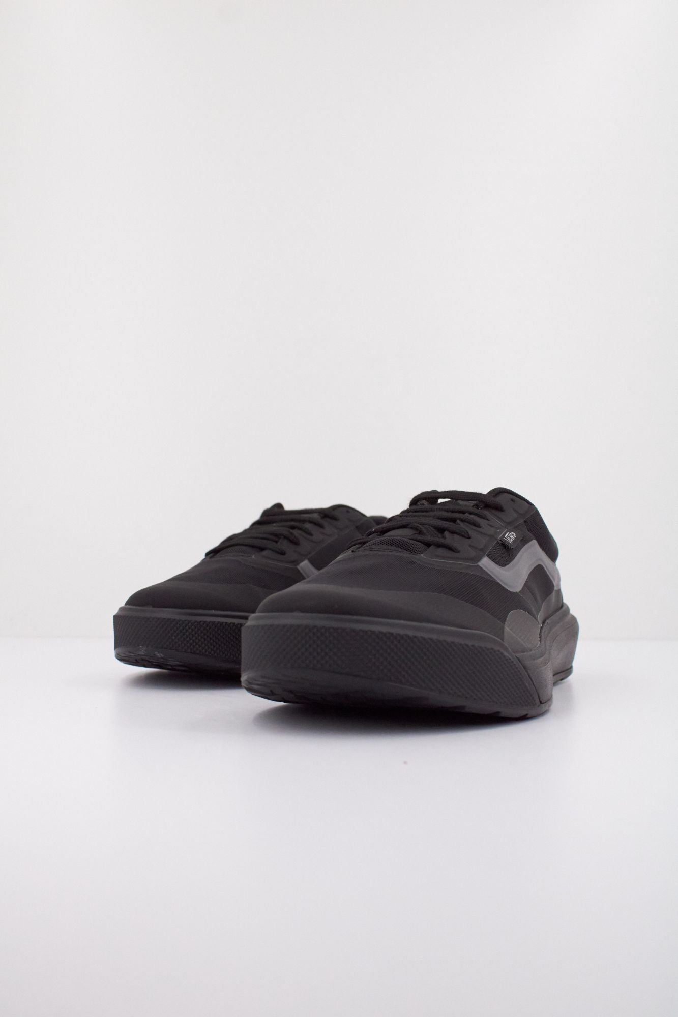 VANS MTE ULTRARANGE 2.0 RW en color NEGRO (2)