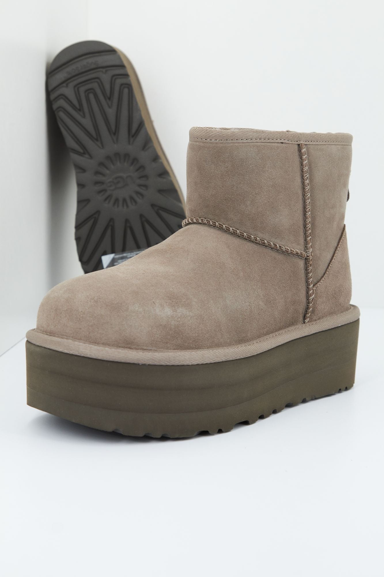 UGG CLASSIC MINI PLATFORM en color GRIS (3)
