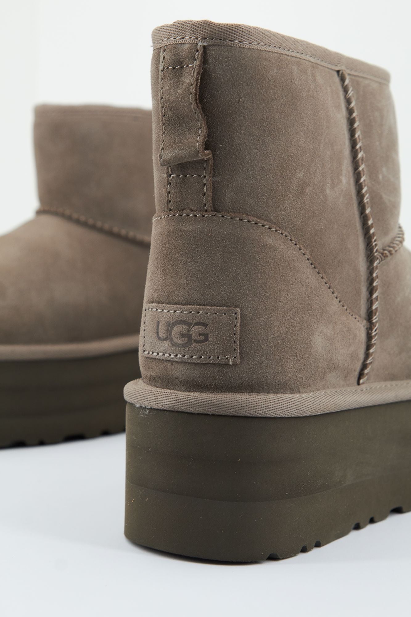 UGG CLASSIC MINI PLATFORM en color GRIS (4)
