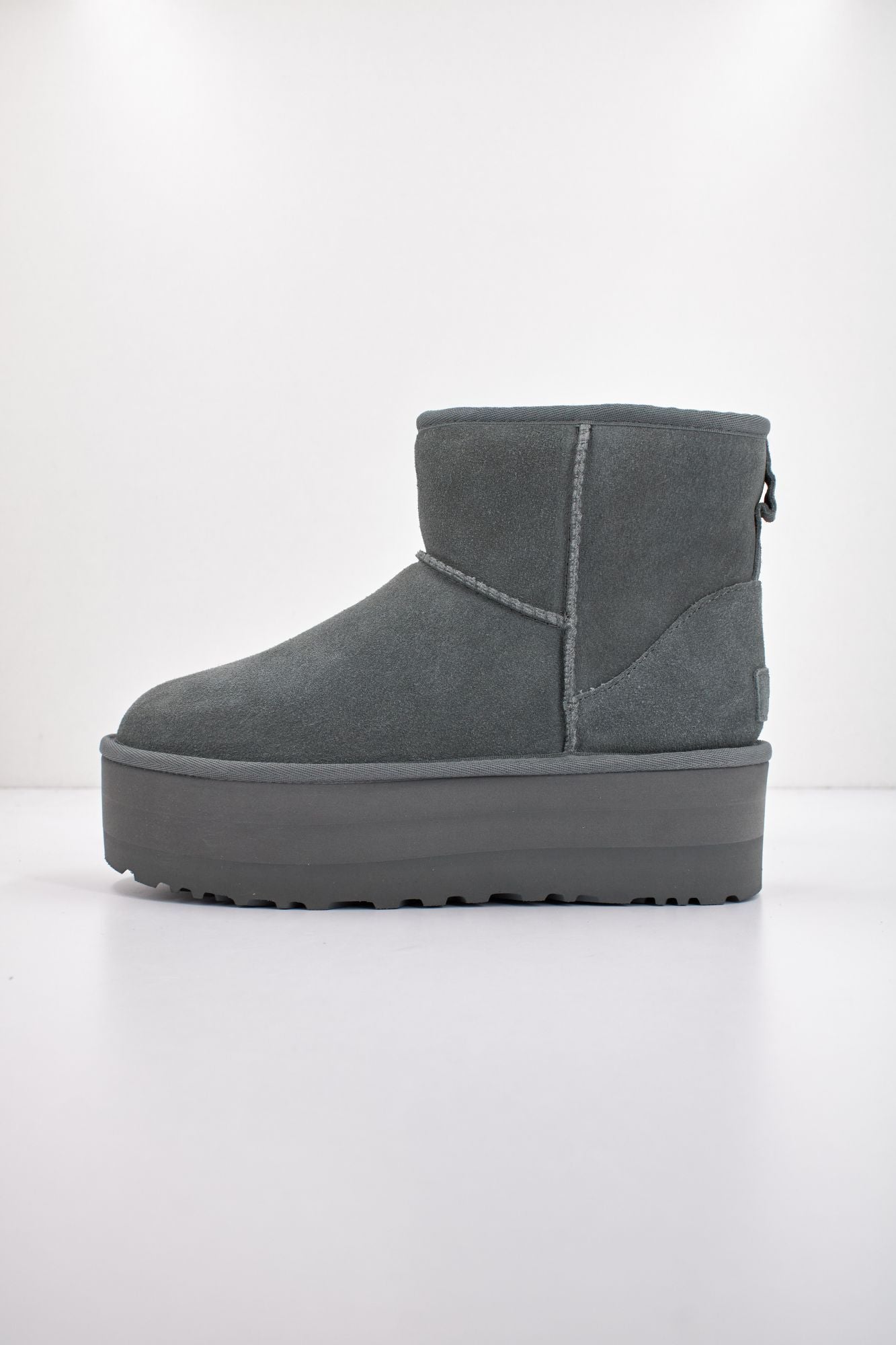 UGG CLASSIC MINI PLATFORM en color GRIS (1)