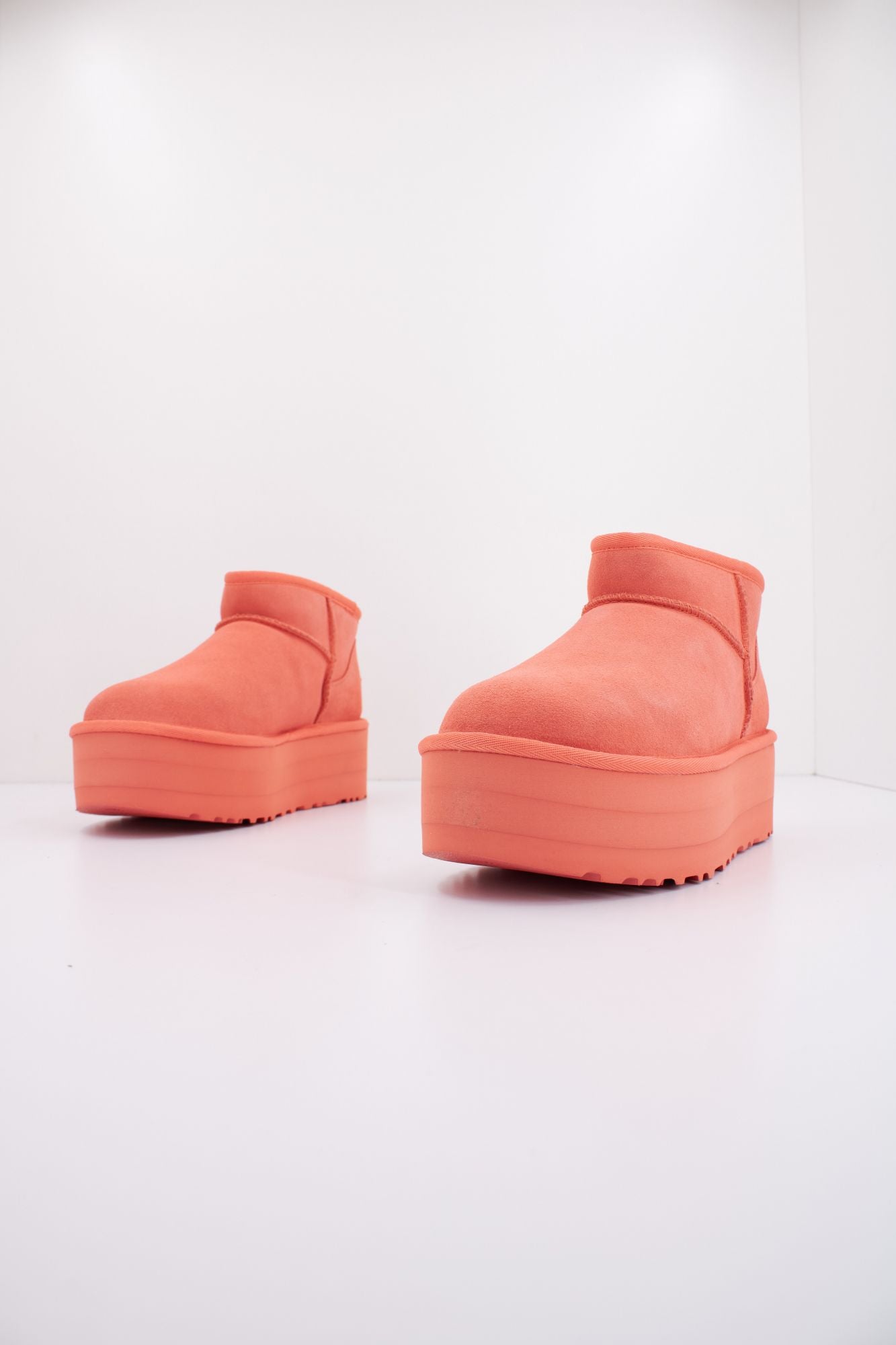 UGG W CLASSIC ULTRA MINI PLATF en color NARANJA (2)