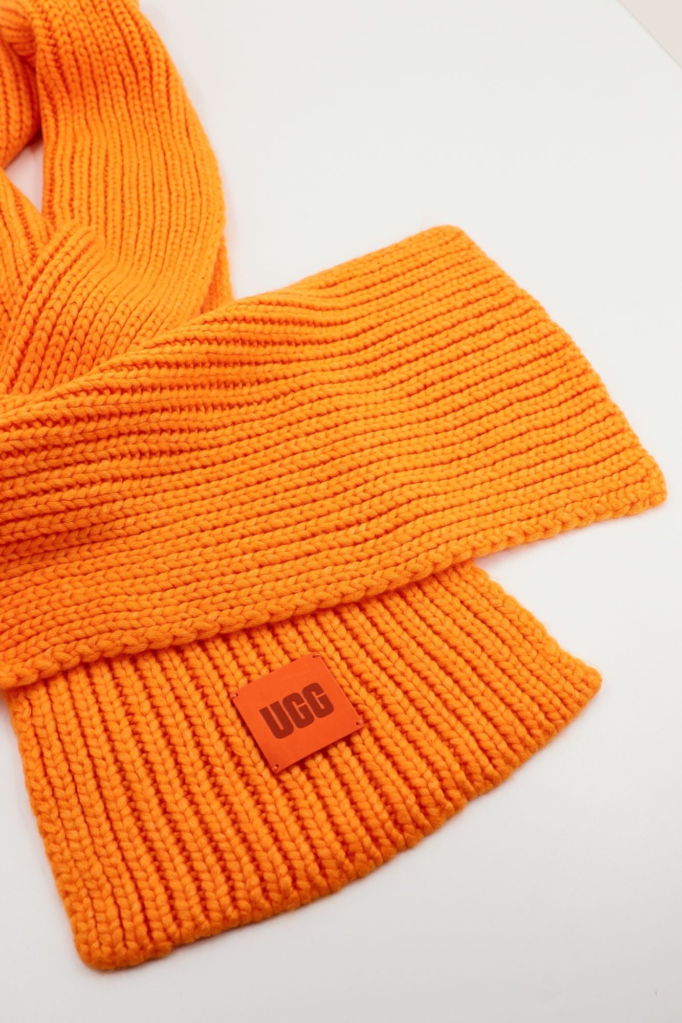UGG CHUNKY RIB KNIT SCARF en color NARANJA (3)