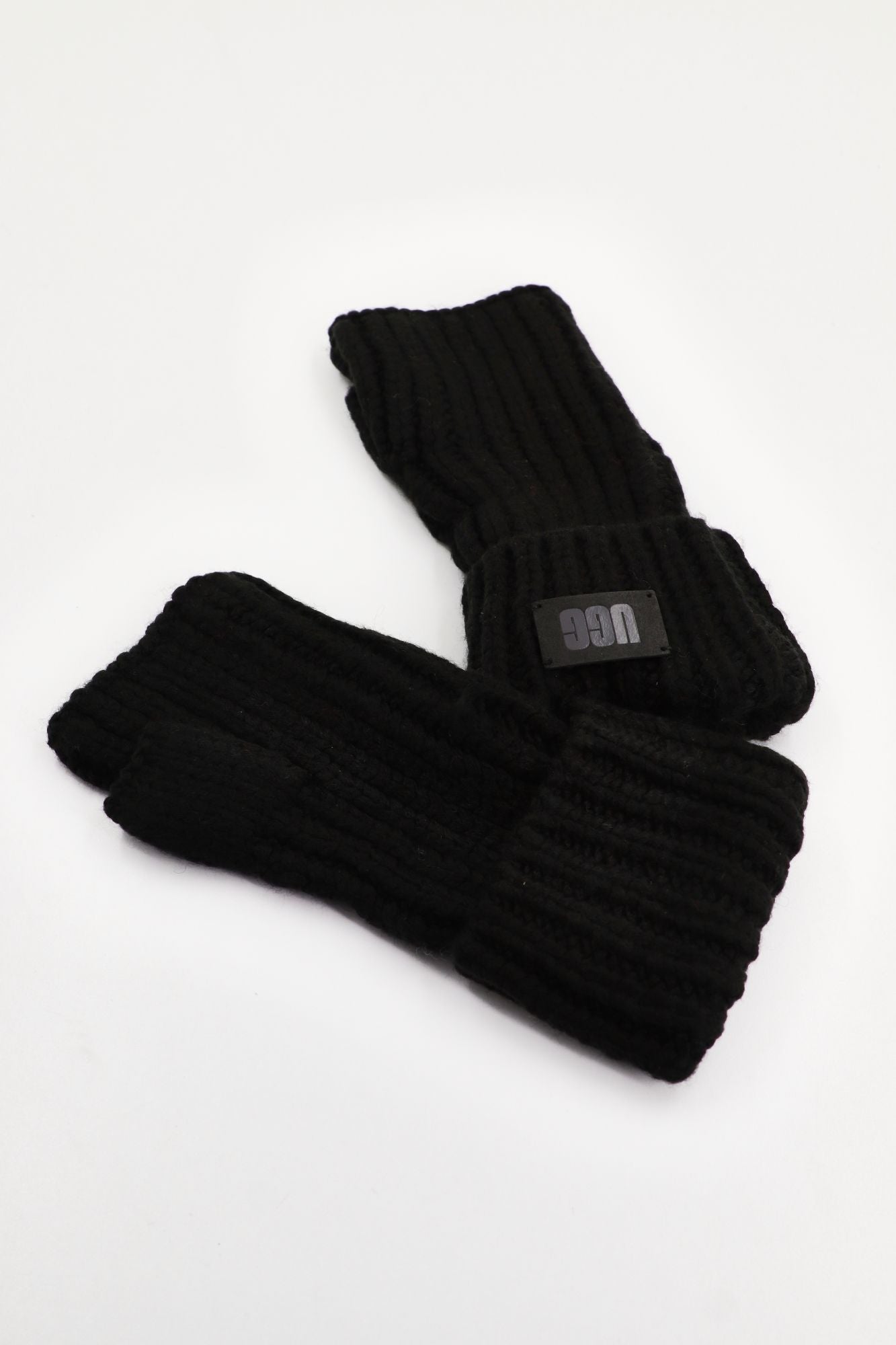 UGG CHUNKY FINGERLESS CUFF GLO en color NEGRO (1)