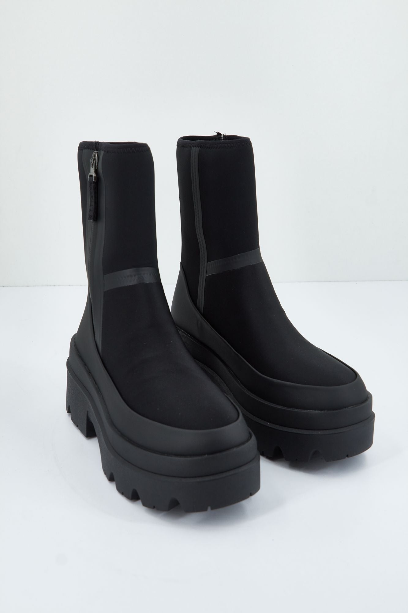 UGG W BRISBANE MID en color NEGRO (2)