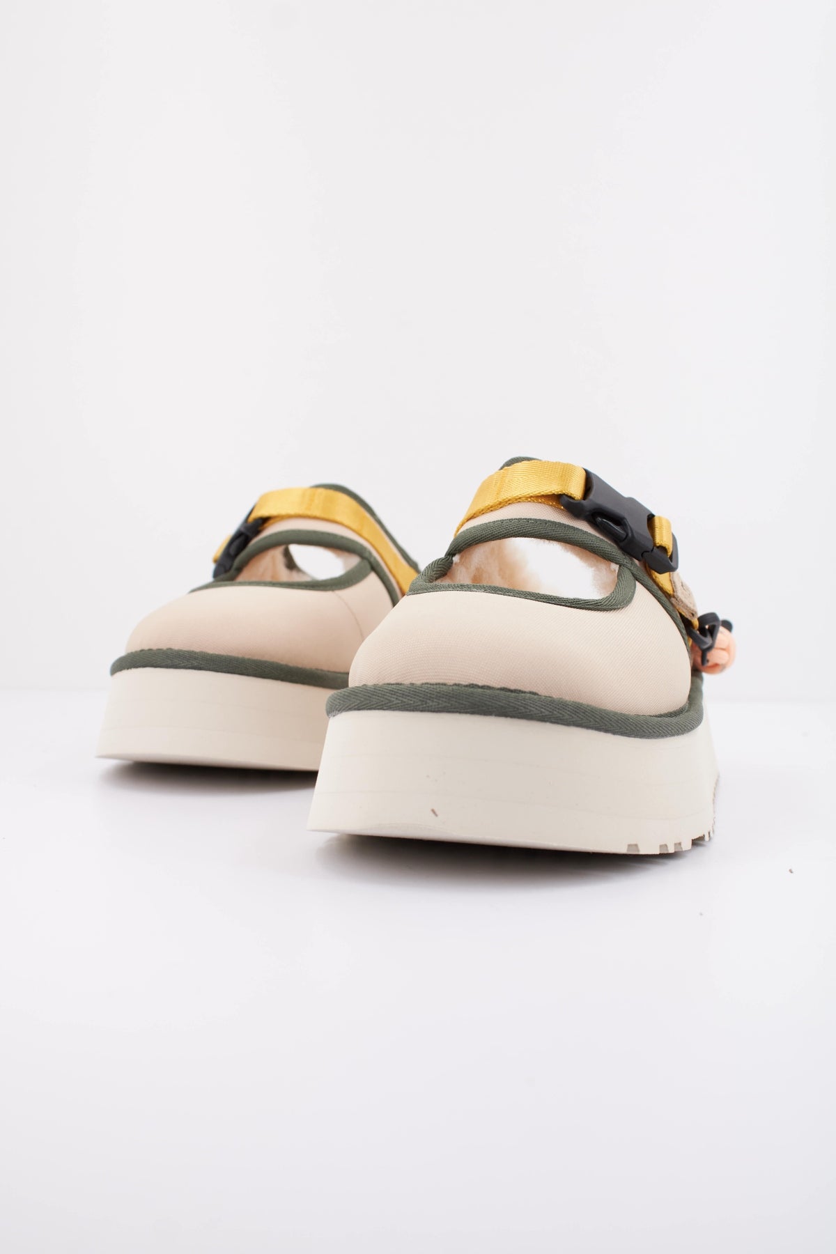 UGG BEA MARY JANE WILDWOOD en color BEIS (2)