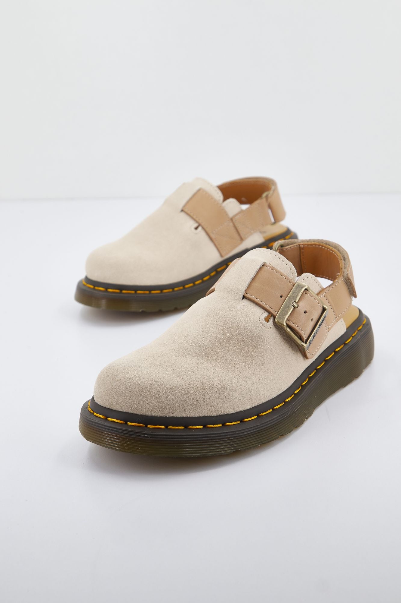DR. MARTENS JORGE II PARCHMENT SUEDE en color BEIS (1)