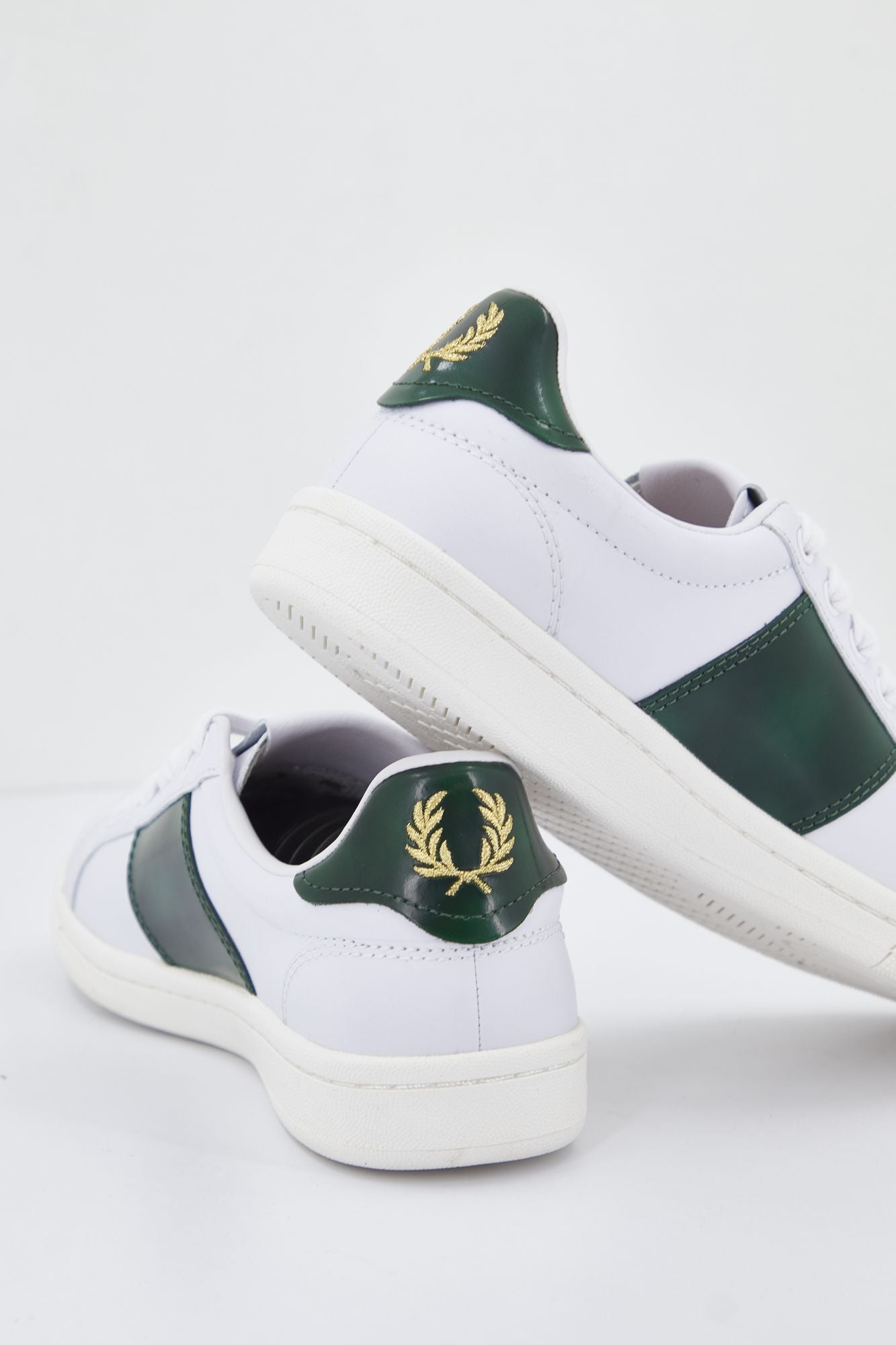 FRED PERRY B721 LEATHER en color BLANCO (2)