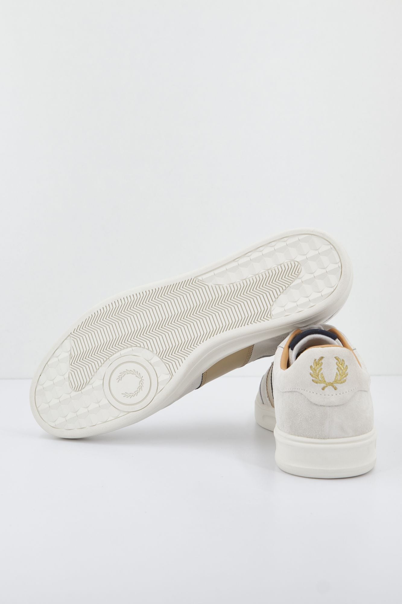 FRED PERRY B400 SUEDE en color BEIS (3)