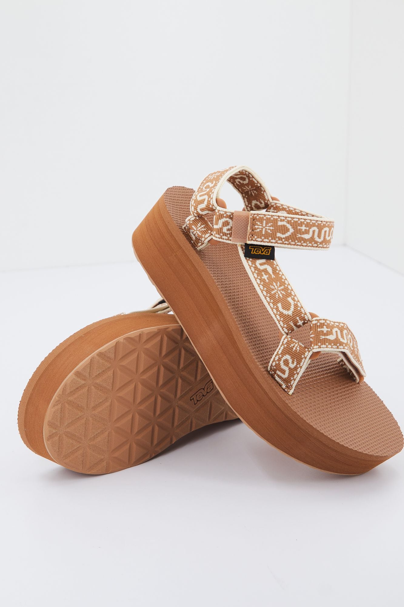 TEVA W FLATFORM UNIVERS en color MARRON CLARO (4)