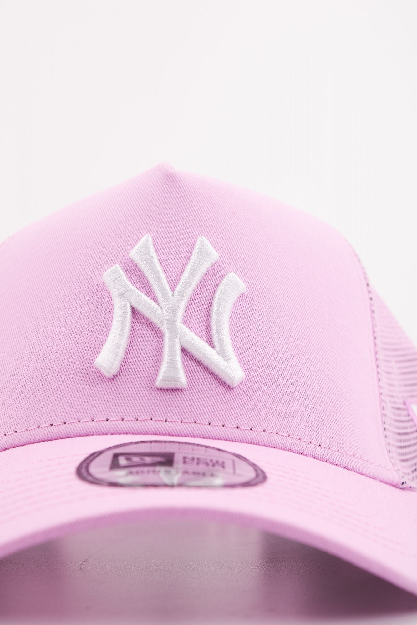 NEW ERA LEAGUE ESS TRUCKER en color ROSA (4)