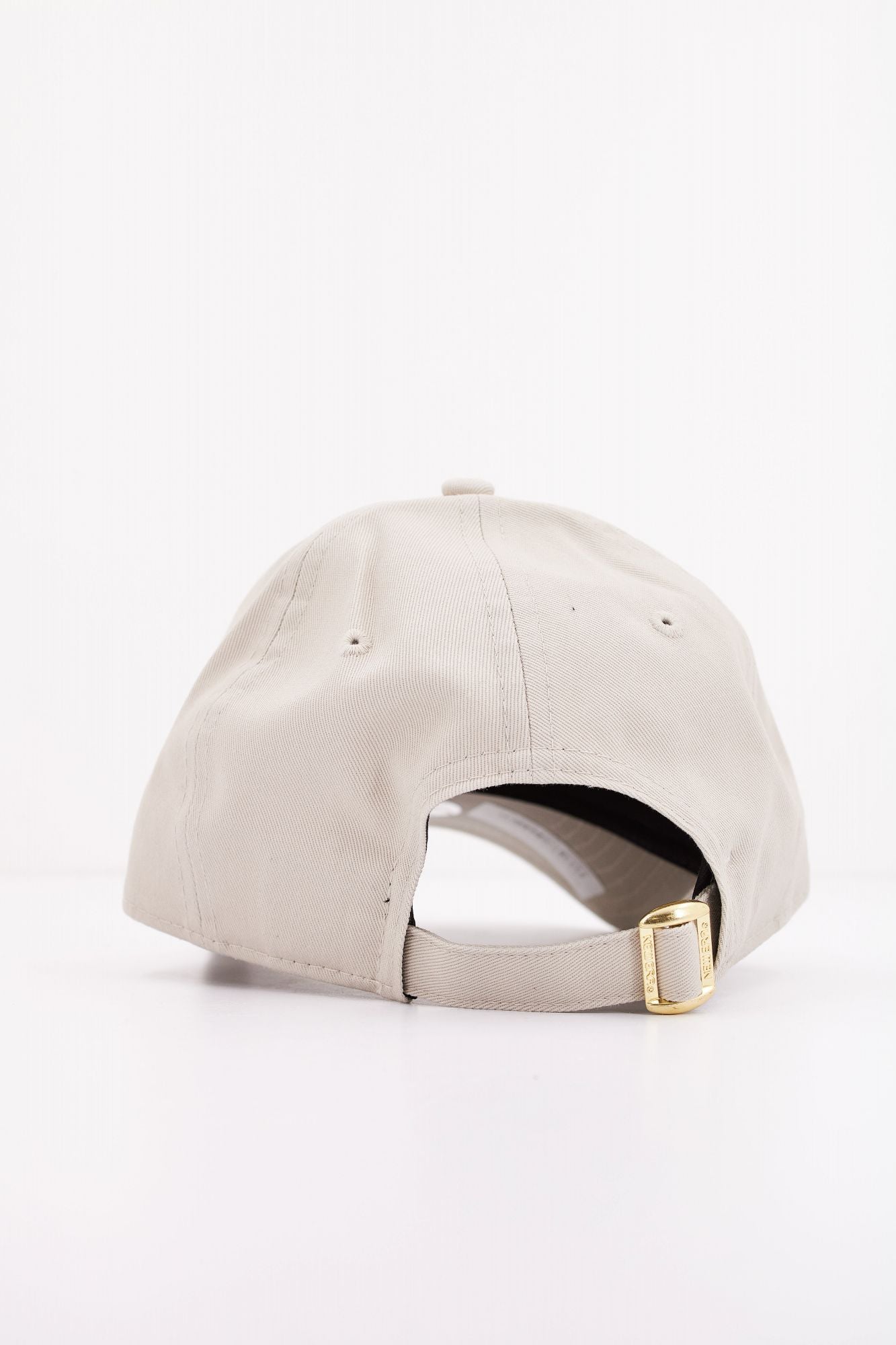 NEW ERA FEMALE METALLIC LOGO 9FO en color BEIS (3)