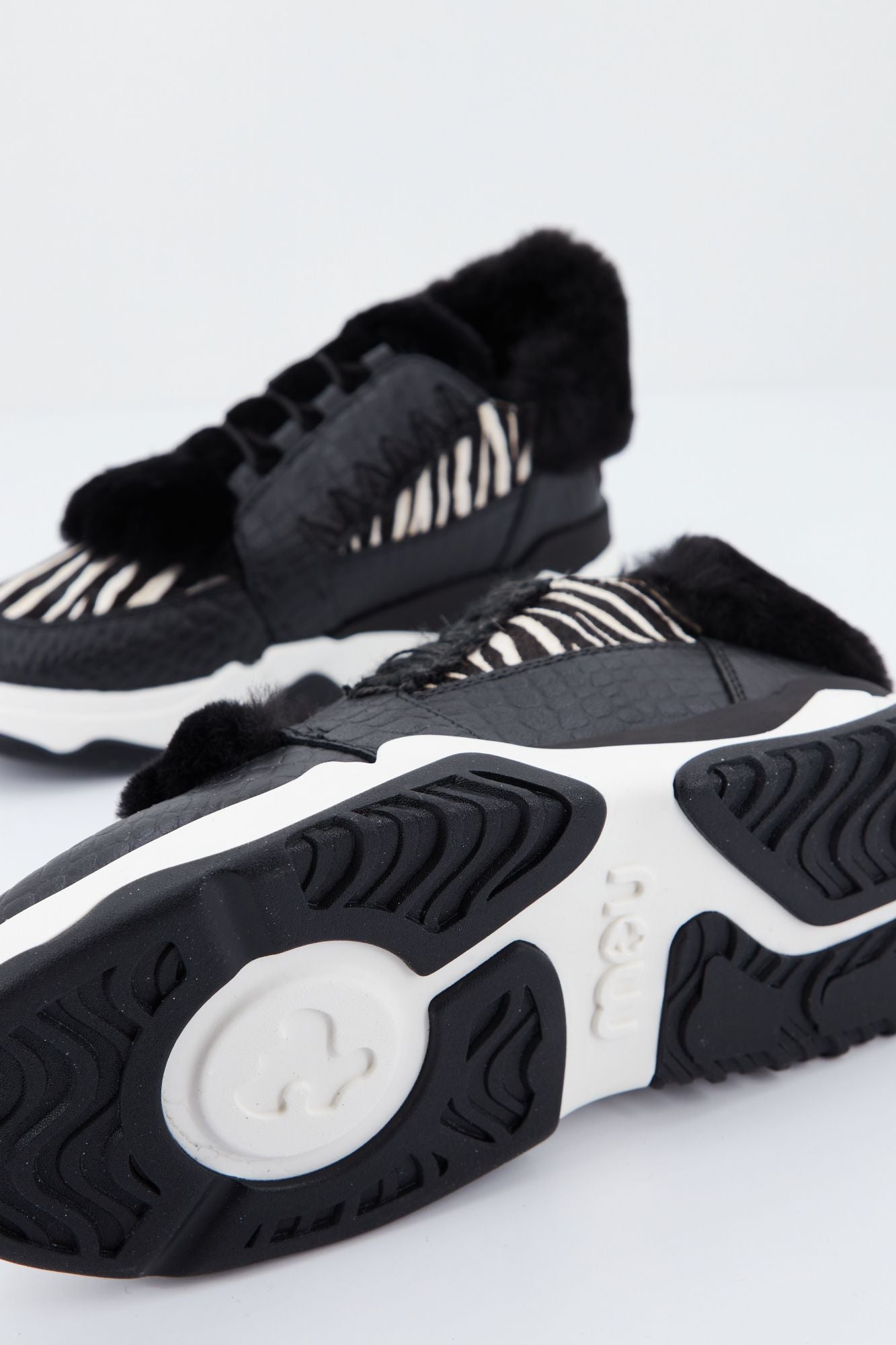 MOU ESKIMO LACE UP TRAINER en color NEGRO (4)