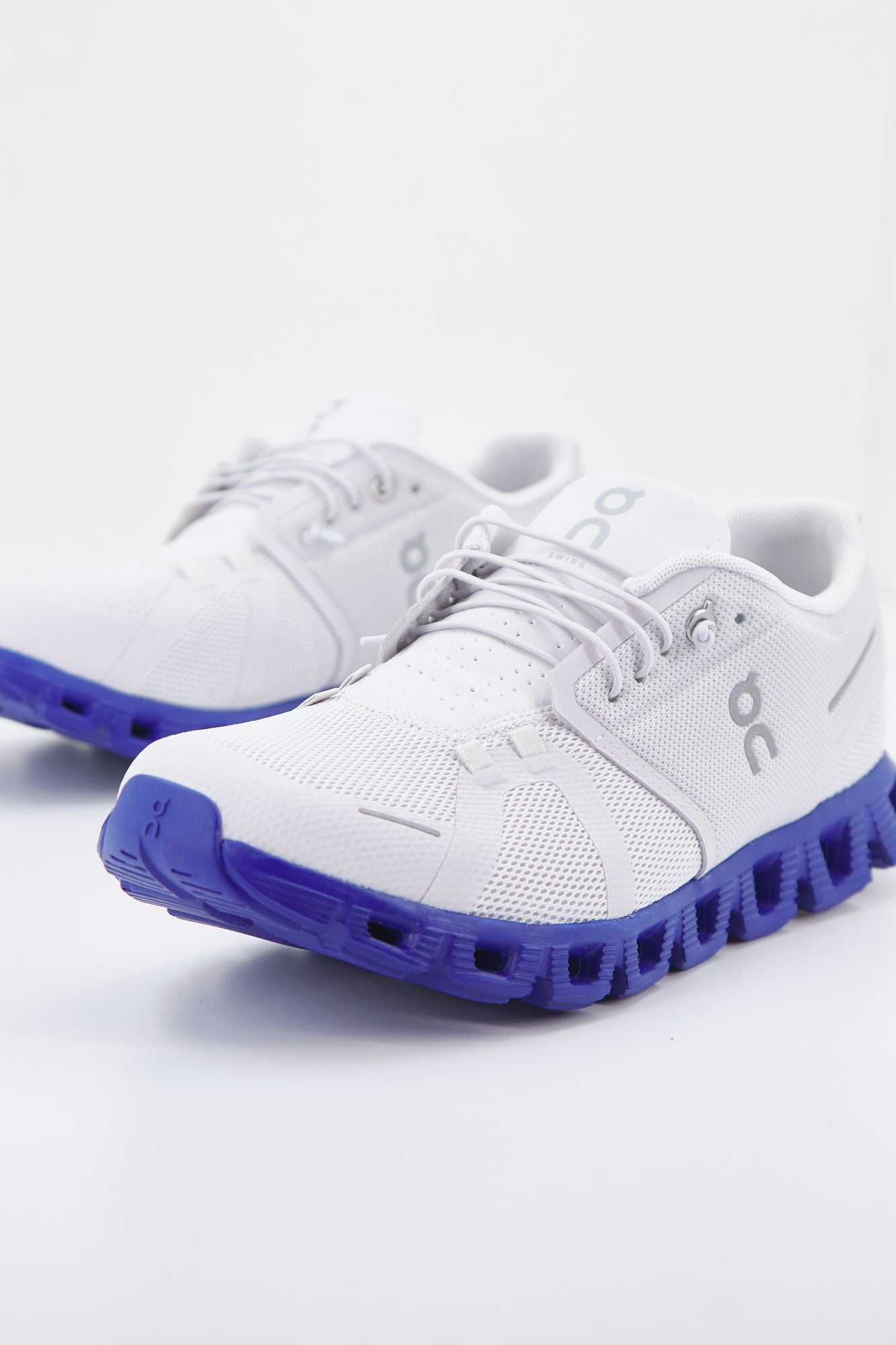 ON RUNNING CLOUD 5 en color BLANCO (2)