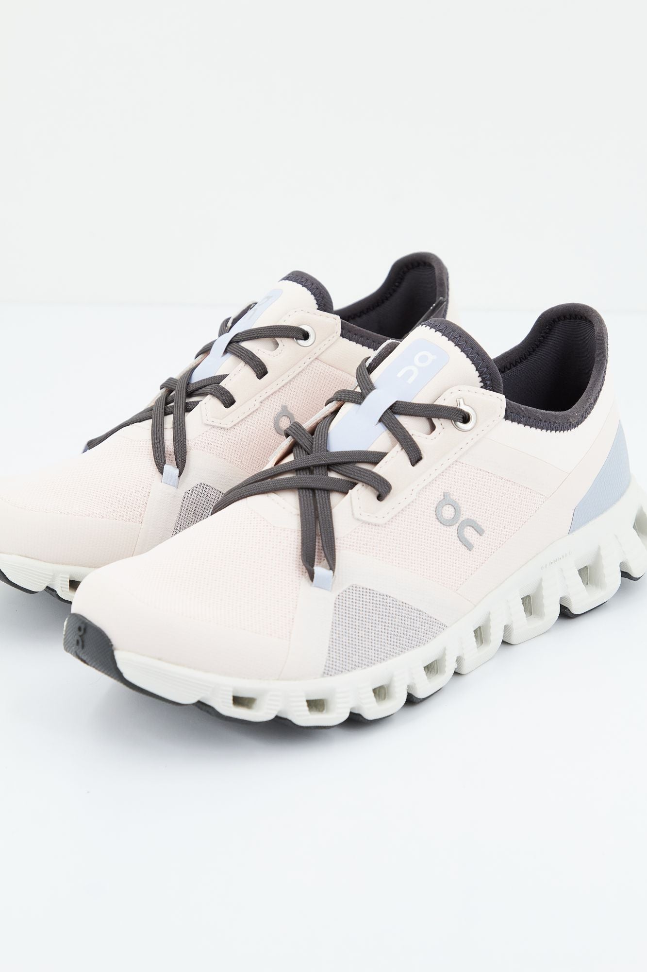 ON RUNNING CLOUD X 3 AD en color ROSA (1)