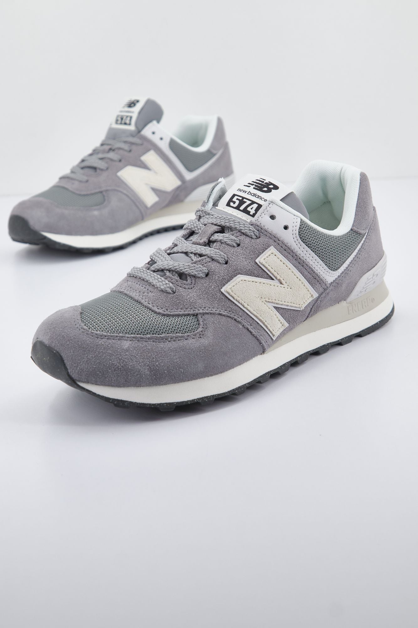 NEW BALANCE UL2 LIFESTYLE en color GRIS (2)