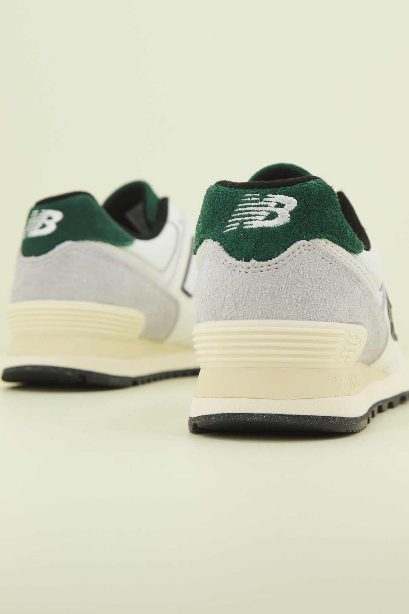 NEW BALANCE U574 VX2 en color BLANCO (3)