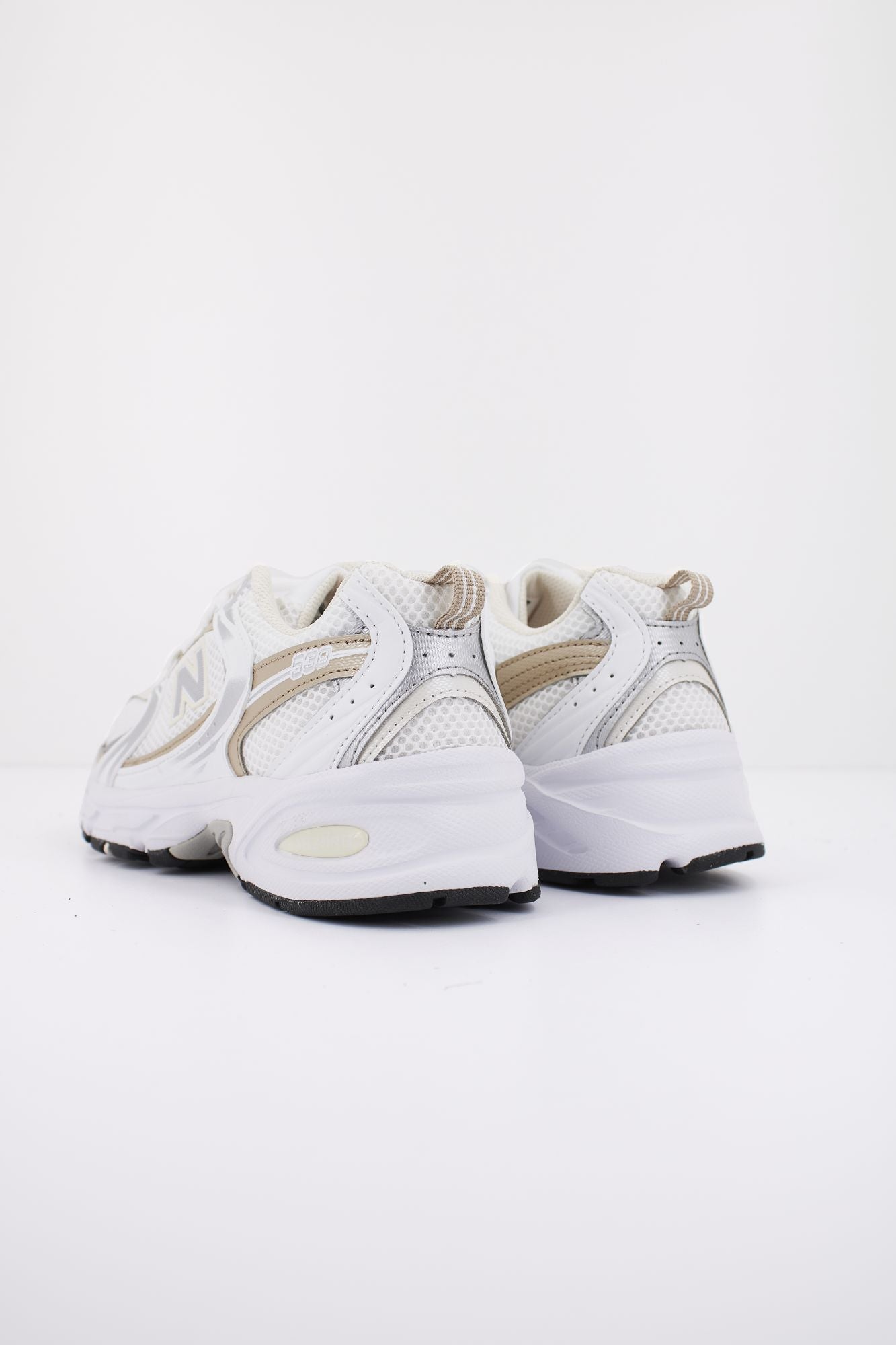 NEW BALANCE MR530 RD en color BLANCO (3)