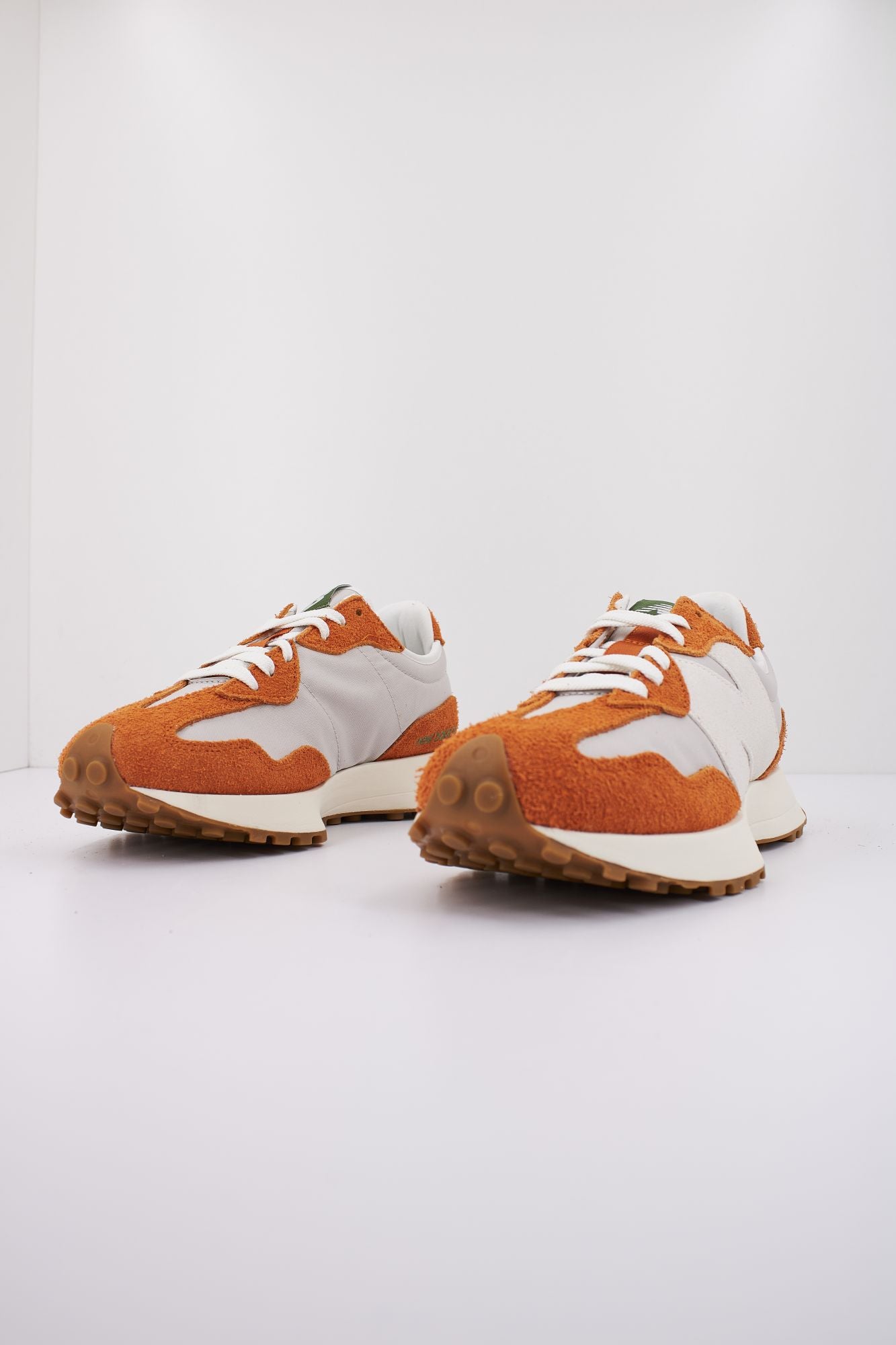NEW BALANCE U327 SA en color NARANJA (2)