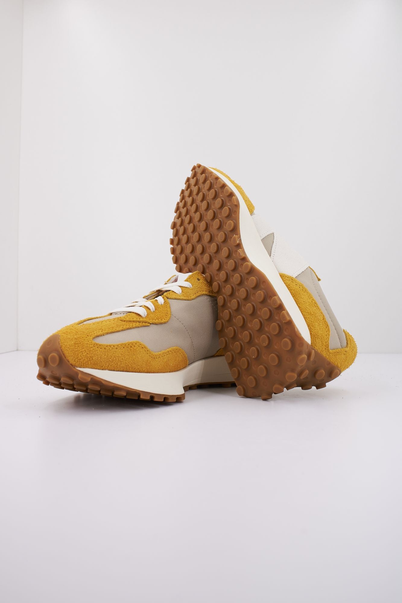 NEW BALANCE U327 SB en color AMARILLO (4)