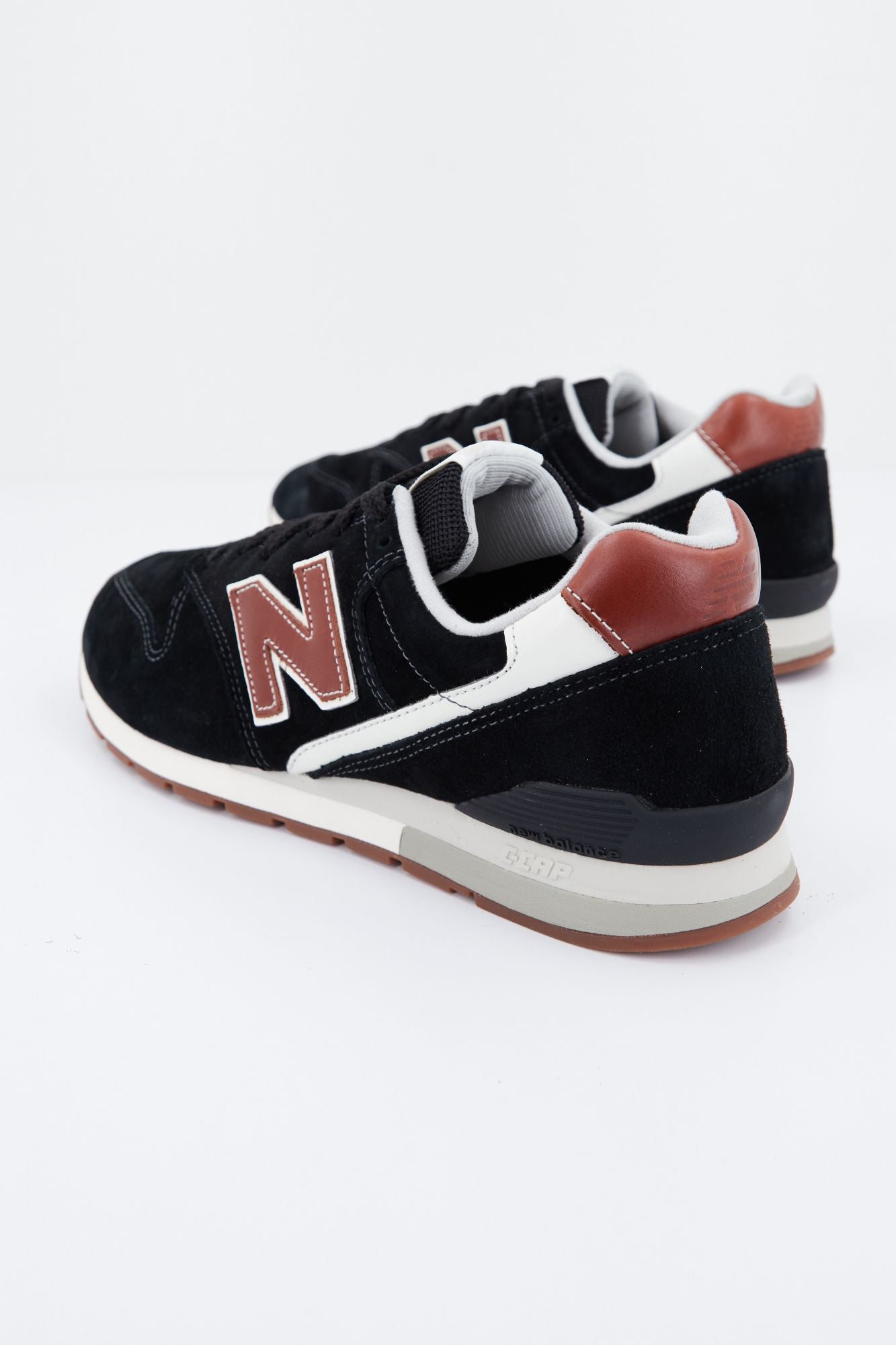 NEW BALANCE CM996 BC en color NEGRO (2)
