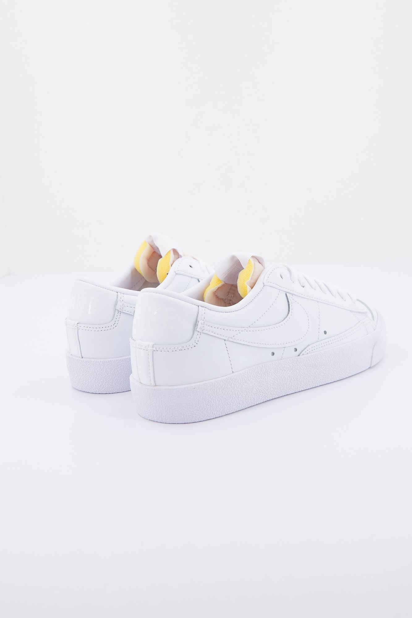 NIKE BLAZER LOW '77 en color BLANCO (3)