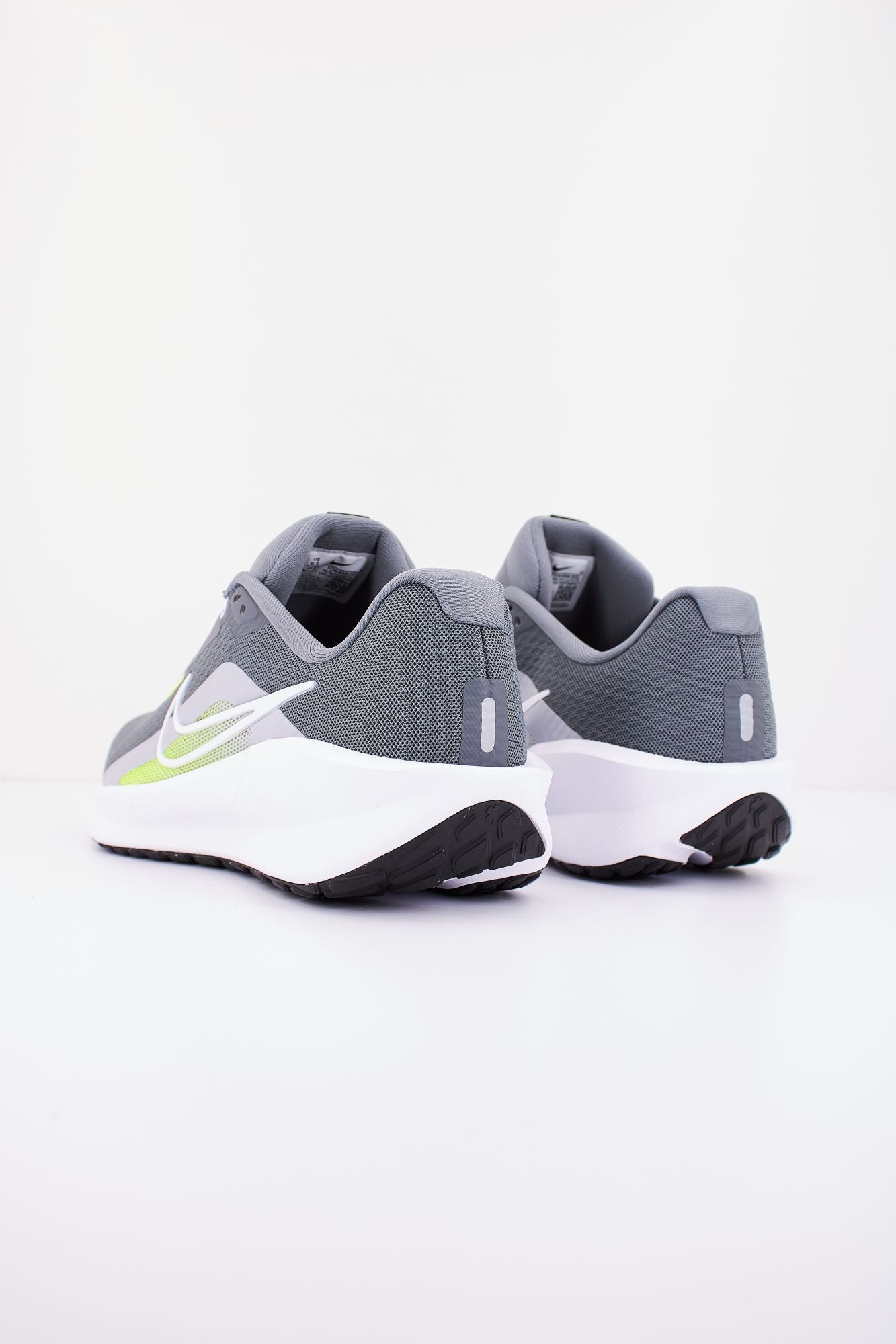 NIKE DOWNSHIFTER 13 en color VERDE (3)