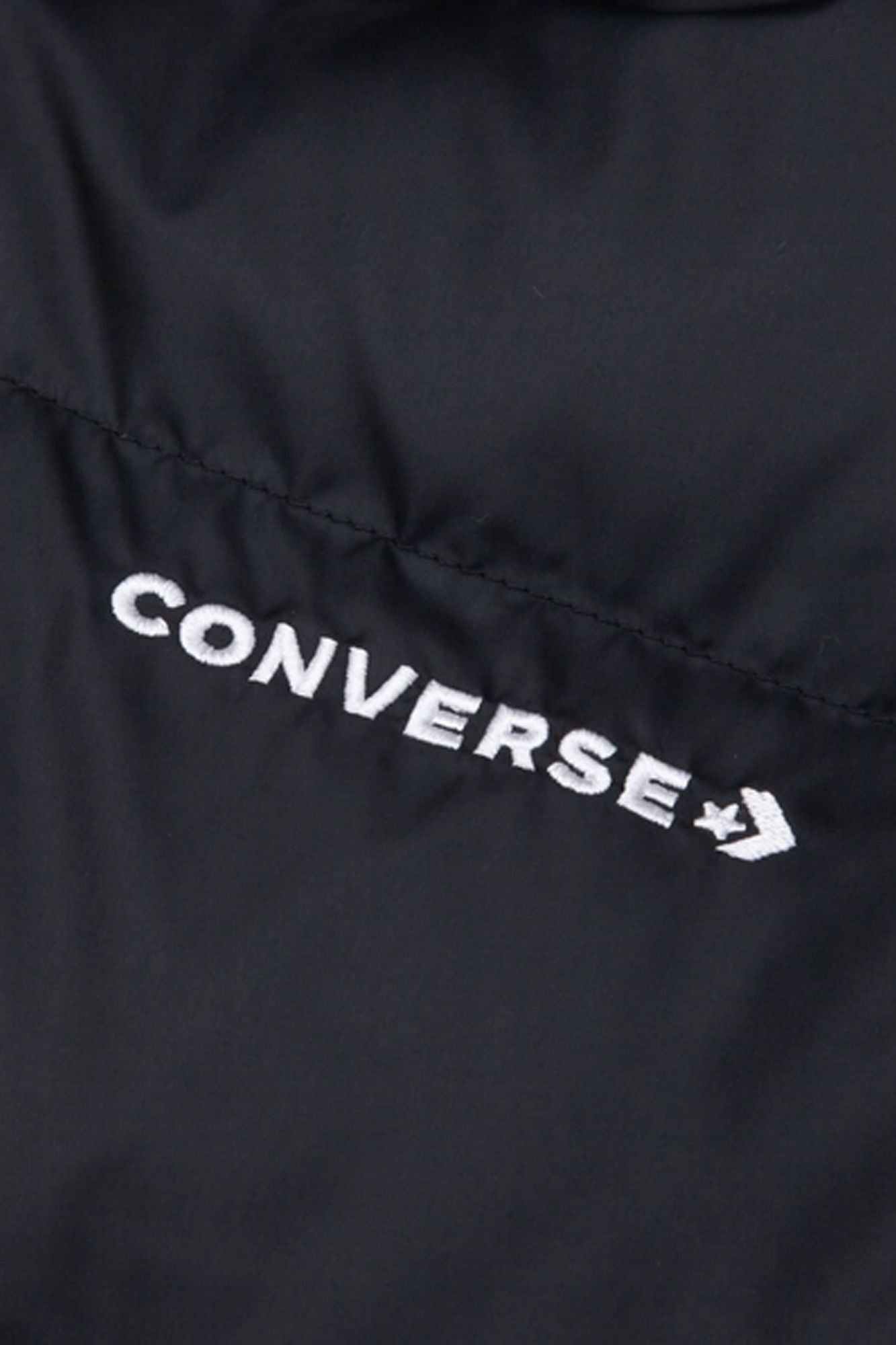 CONVERSE SYNTHETIC SHORT PUFFER JACKET en color NEGRO (4)