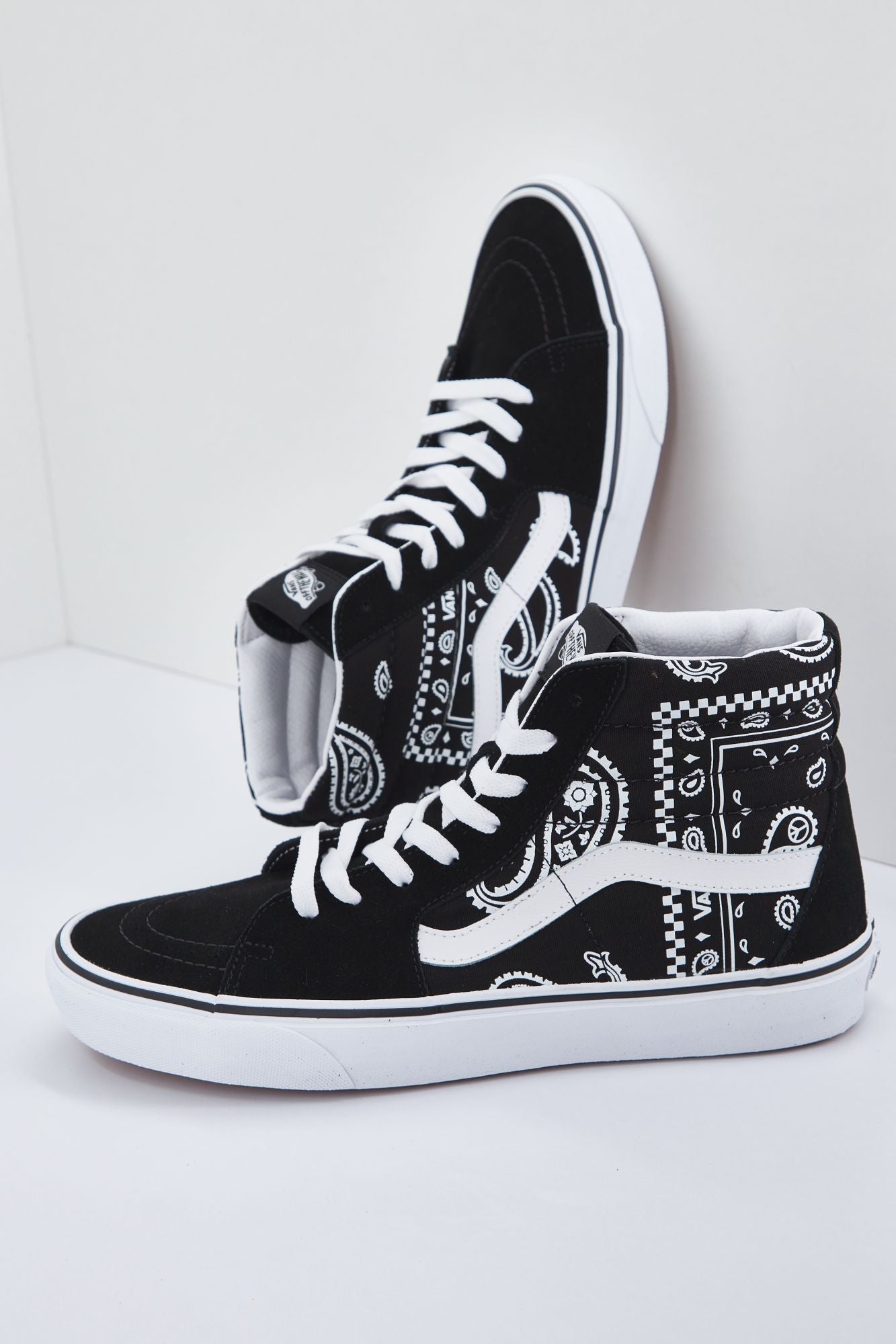 VANS VN0A5JMJB0E1 en color NEGRO (1)