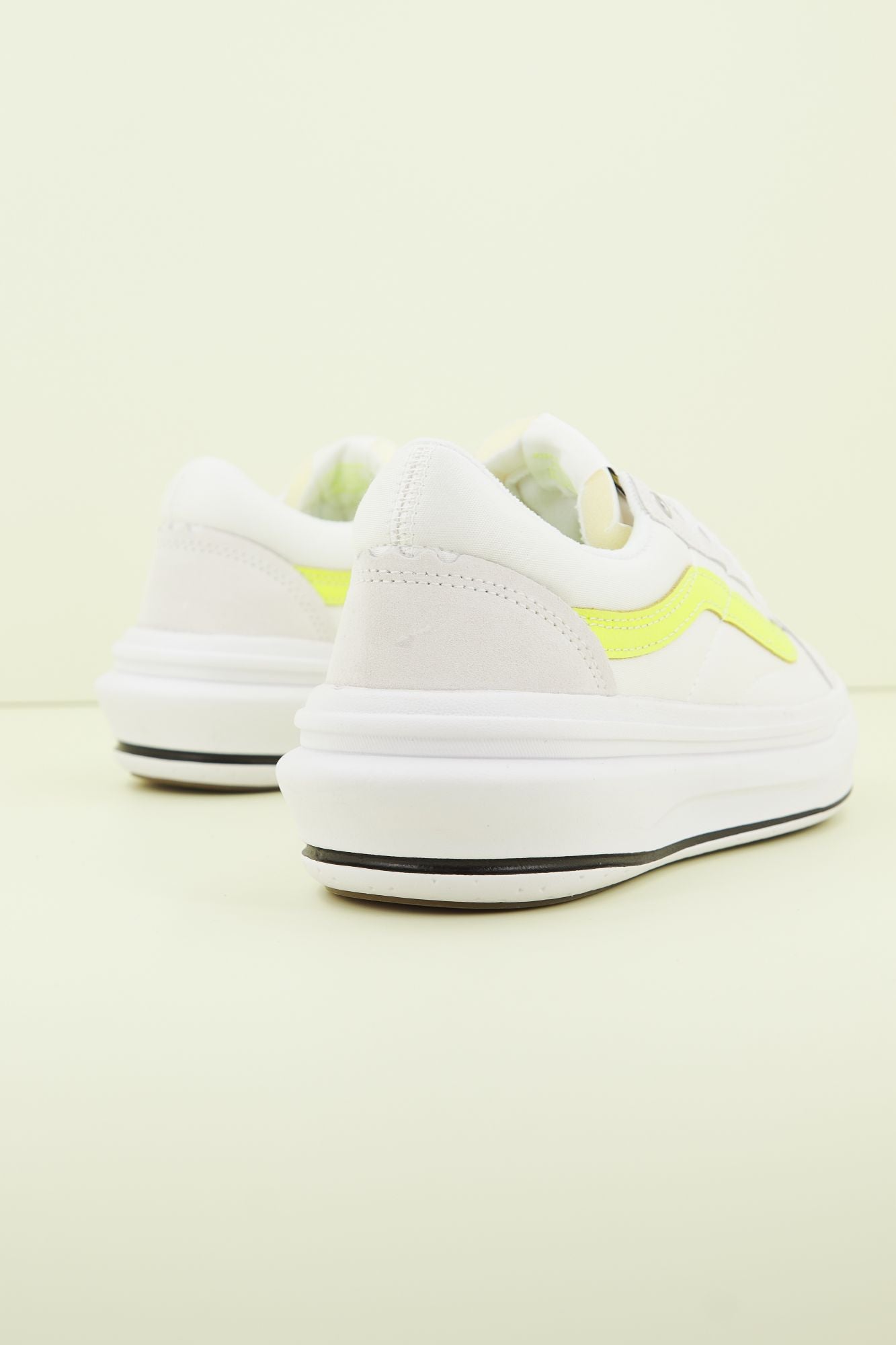 VANS UA OLD SKOOL OVER en color BLANCO (3)