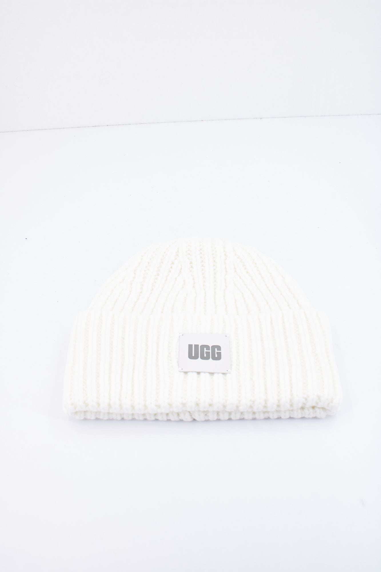 UGG W CHUNKY RIB BEANIE W LOGO en color BLANCO (1)