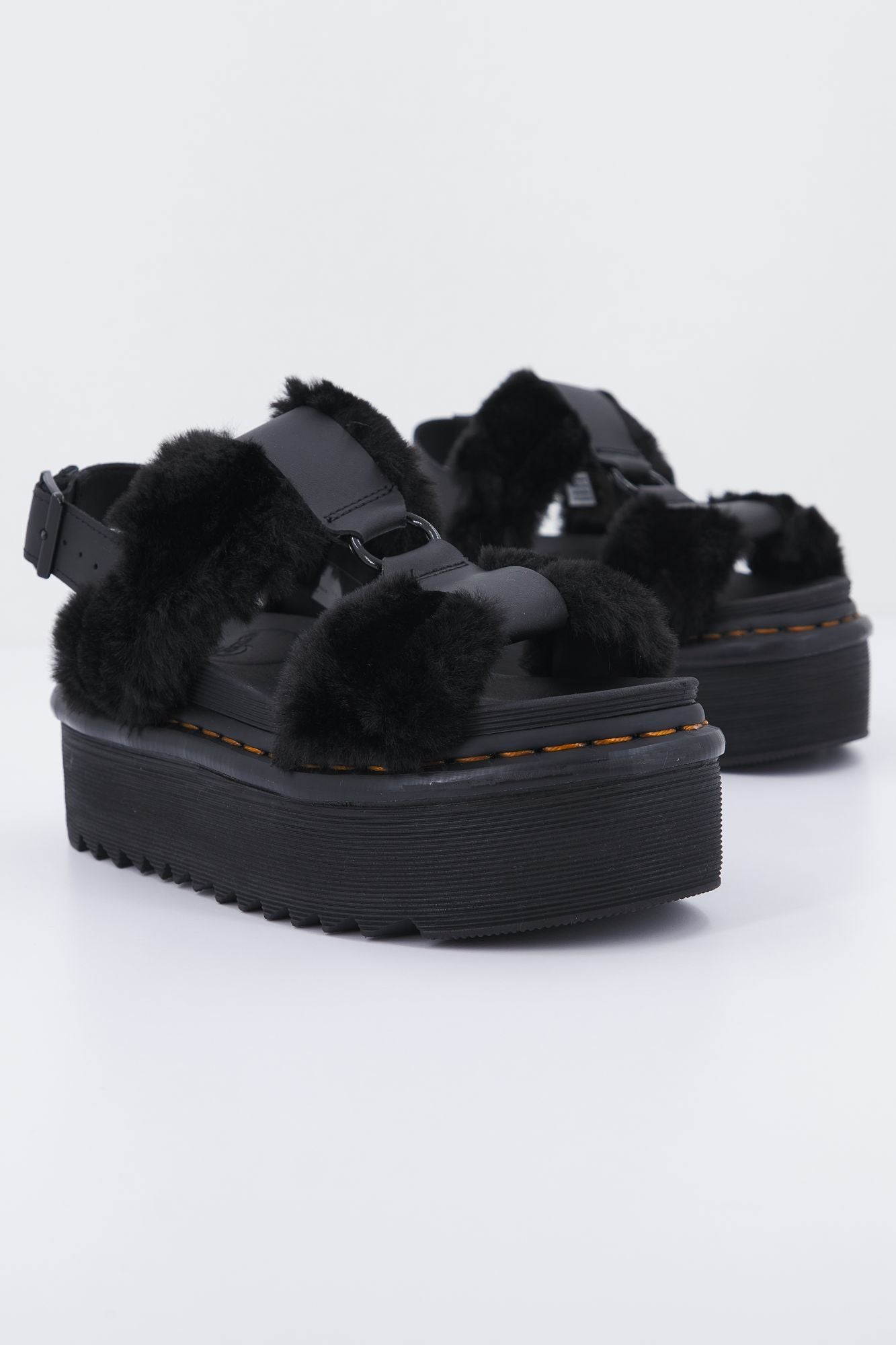 DR. MARTENS  FLUFFY HY en color NEGRO (2)