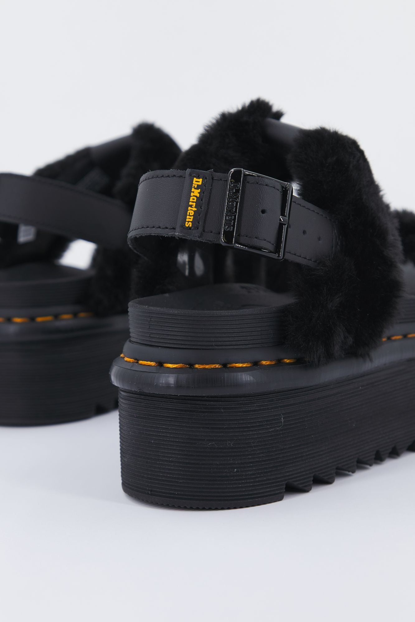 DR. MARTENS  FLUFFY HY en color NEGRO (3)