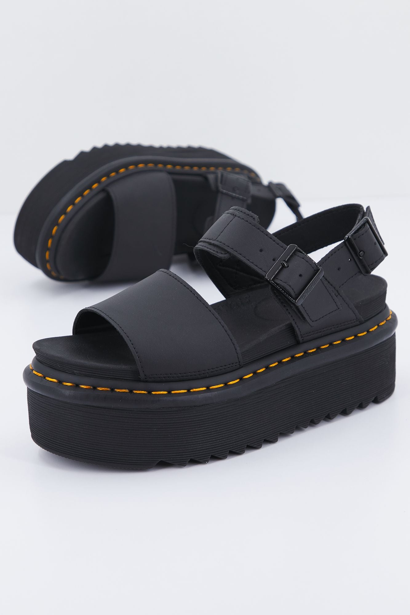 DR. MARTENS VOSS QUAD HYDRO en color NEGRO (1)