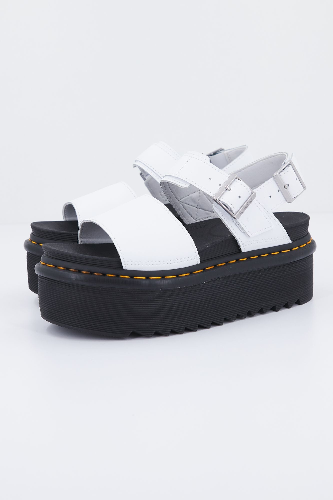 DR. MARTENS VOSS QUAD HYDRO en color BLANCO (1)