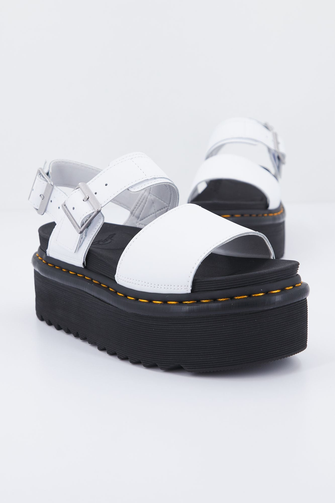 DR. MARTENS VOSS QUAD HYDRO en color BLANCO (2)