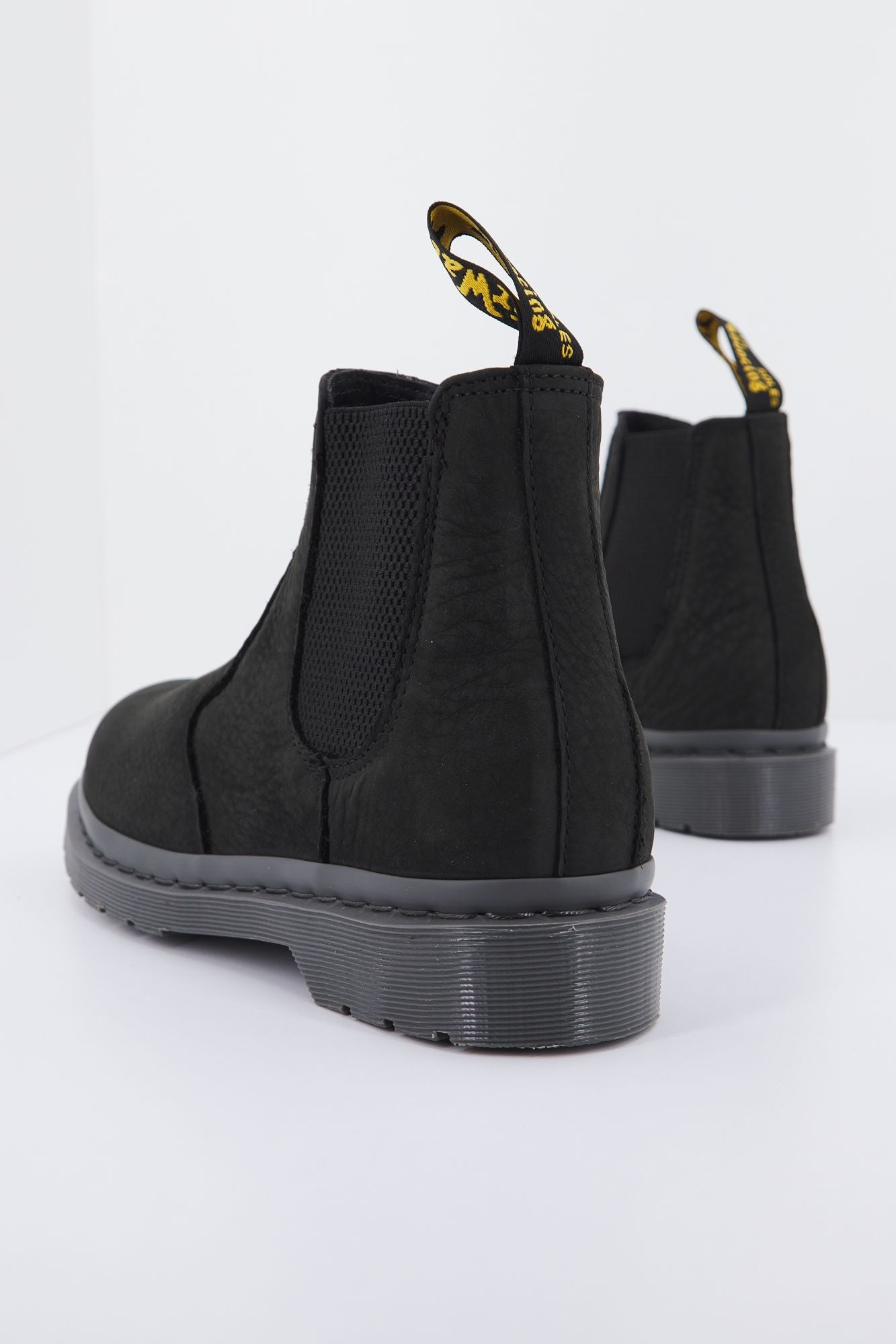 DR. MARTENS  MILLED NUBUCK WP en color NEGRO (3)