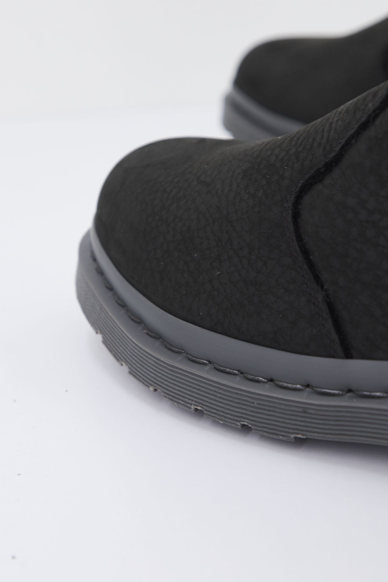 DR. MARTENS  MILLED NUBUCK WP en color NEGRO (4)