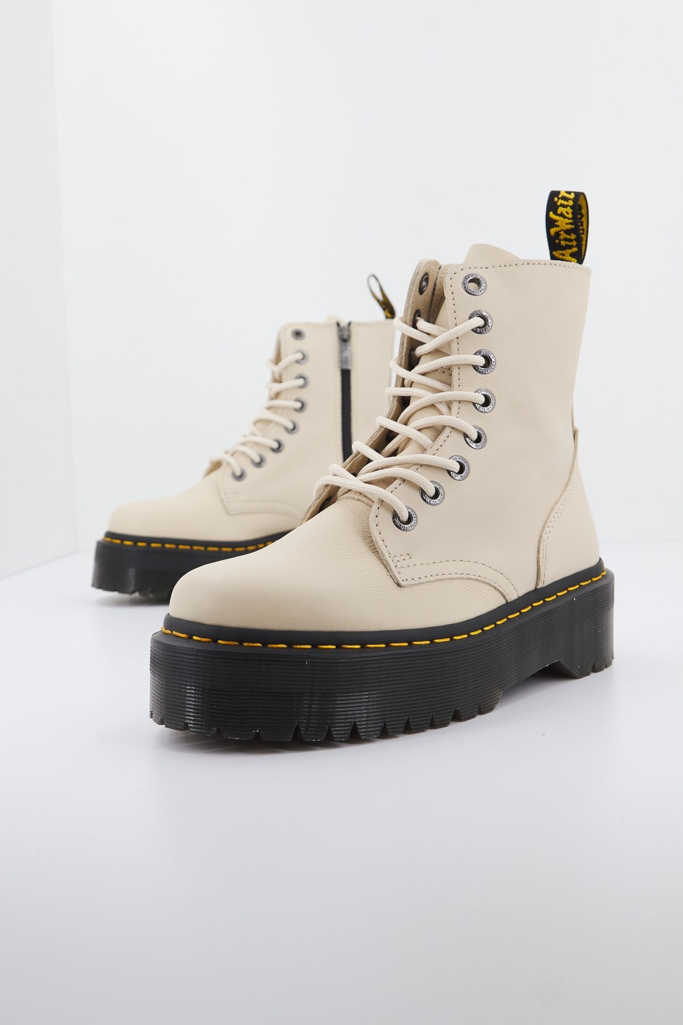 DR. MARTENS  JADON III PARCHMENT PISA en color BEIS (2)