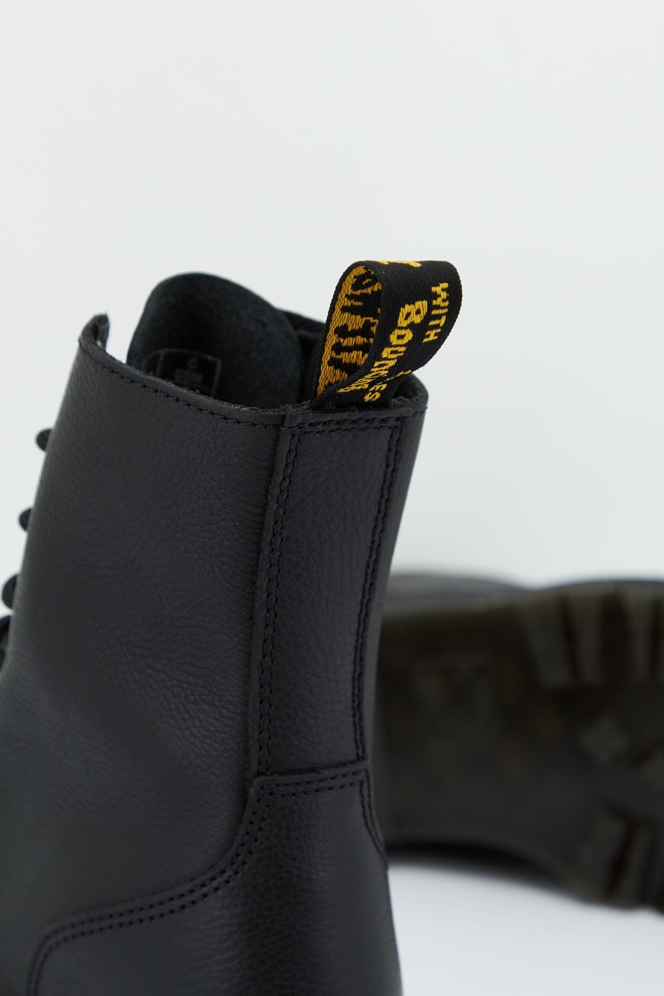 DR. MARTENS JADON III  en color NEGRO (4)