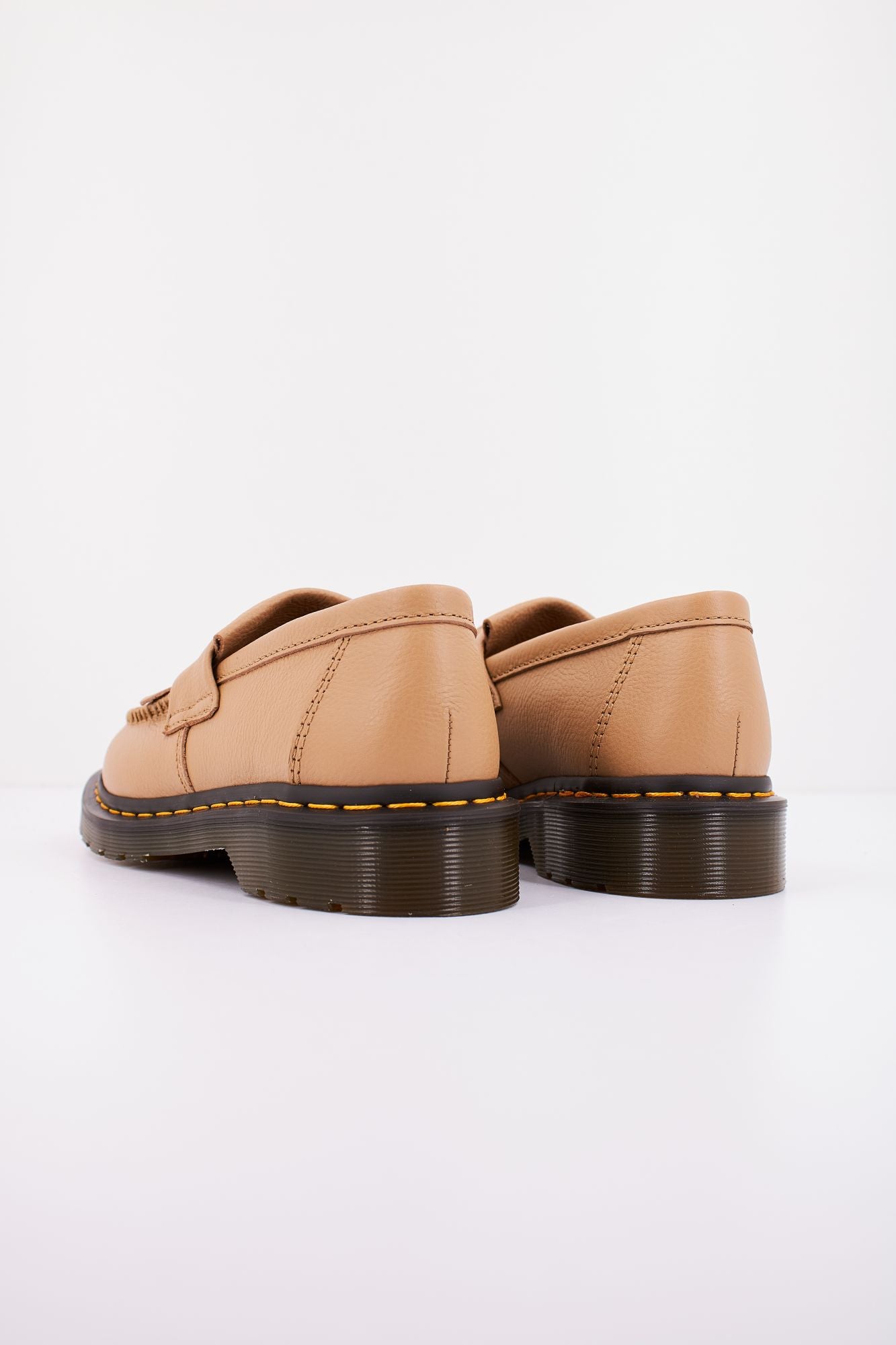 DR. MARTENS ADRIAN en color MARRON CLARO (3)