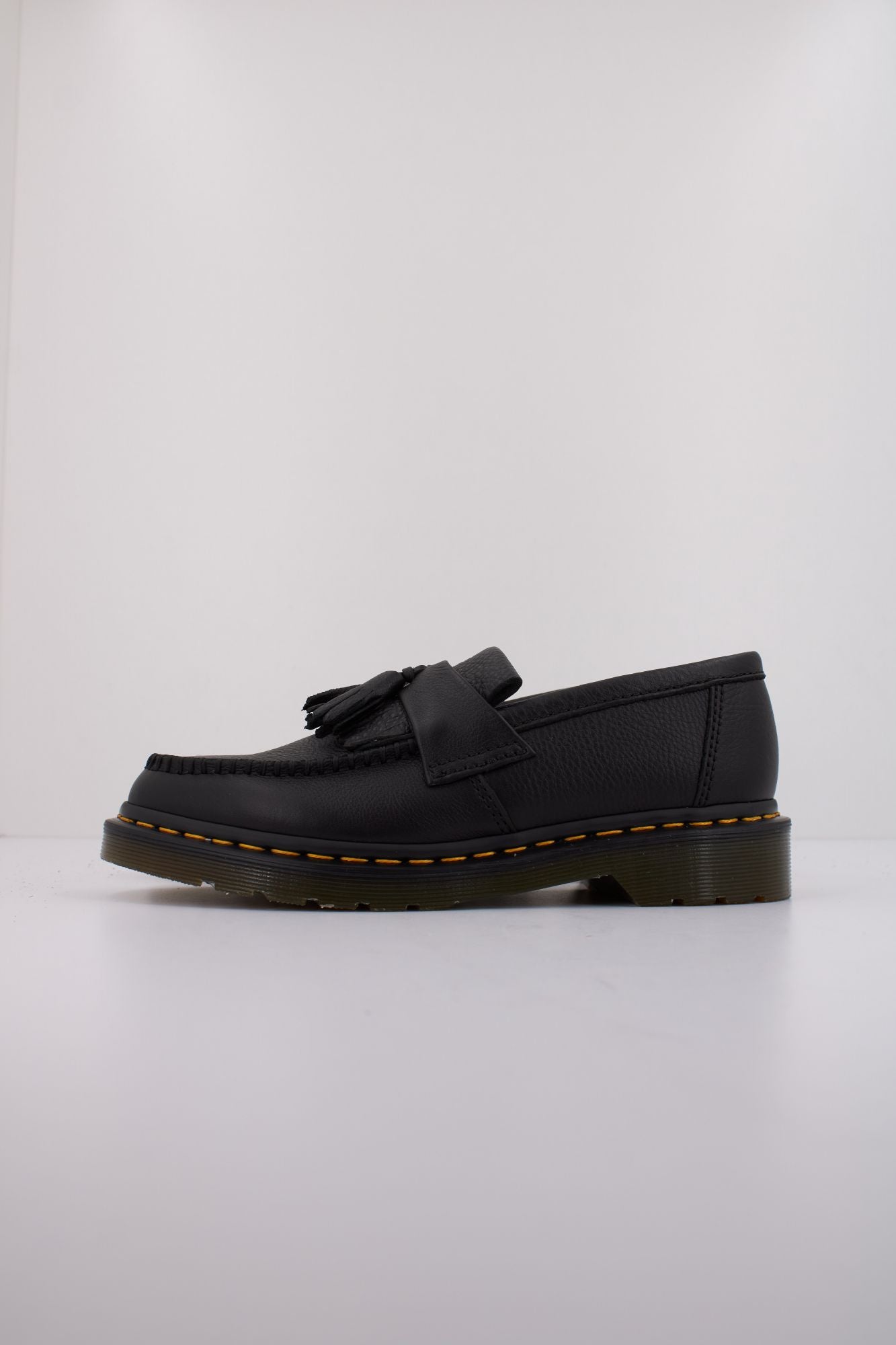 DR. MARTENS ADRIAN en color NEGRO (1)