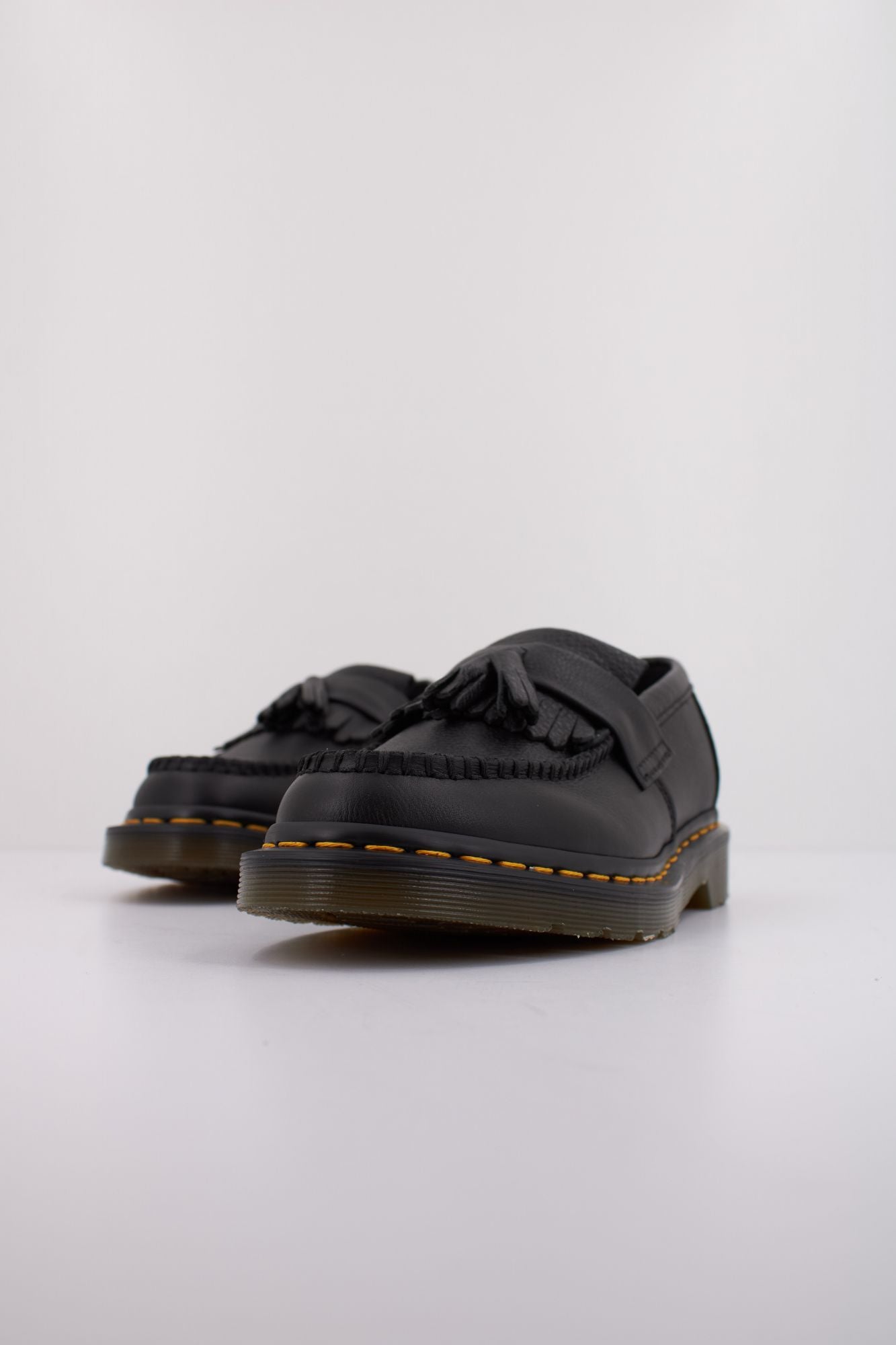 DR. MARTENS ADRIAN en color NEGRO (2)