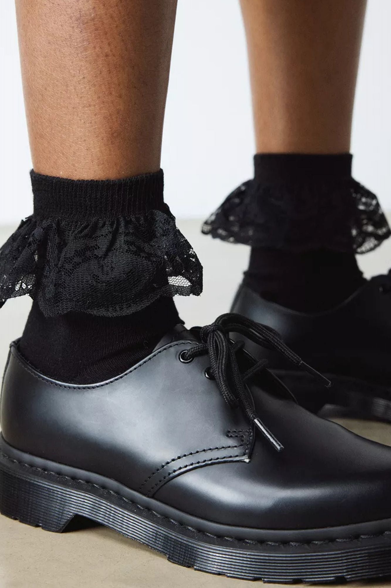 DR. MARTENS FRILL SOCK en color NEGRO (2)